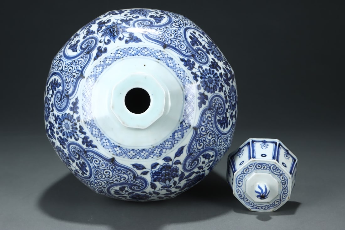 A Exquisite Blue and White Figures Pattern Vase - 7