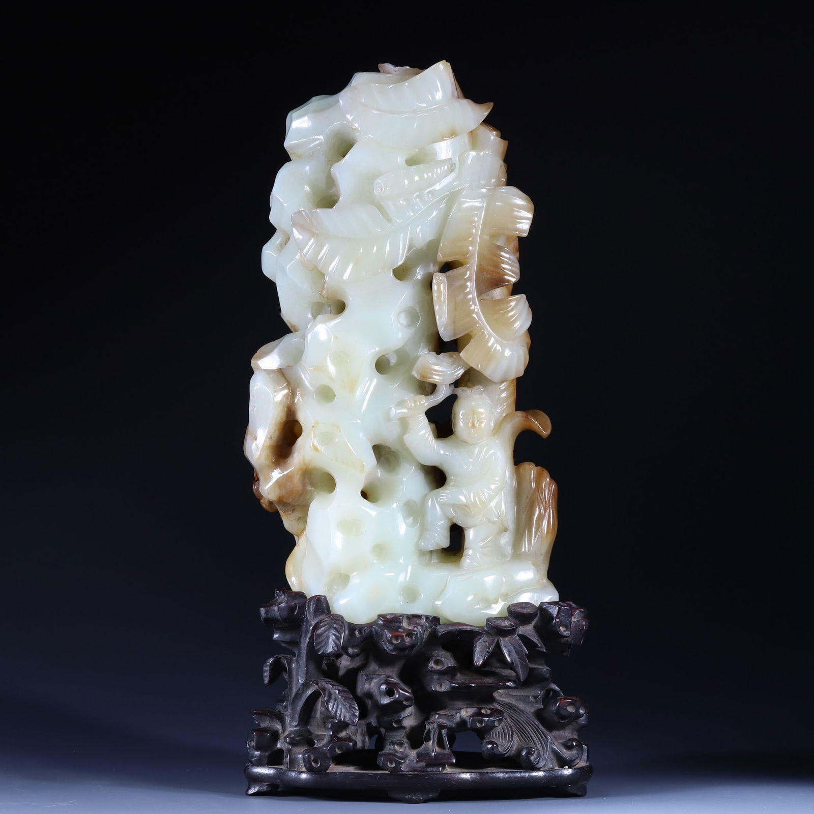 A Exquisite Hotan Jade Ornament: A Exquisite Hotan Jade Ornament,Qing Dynasty, China,Size:3.9inx1.8inx7.2in,Weight:1182g 和田玉摆件,中国清代