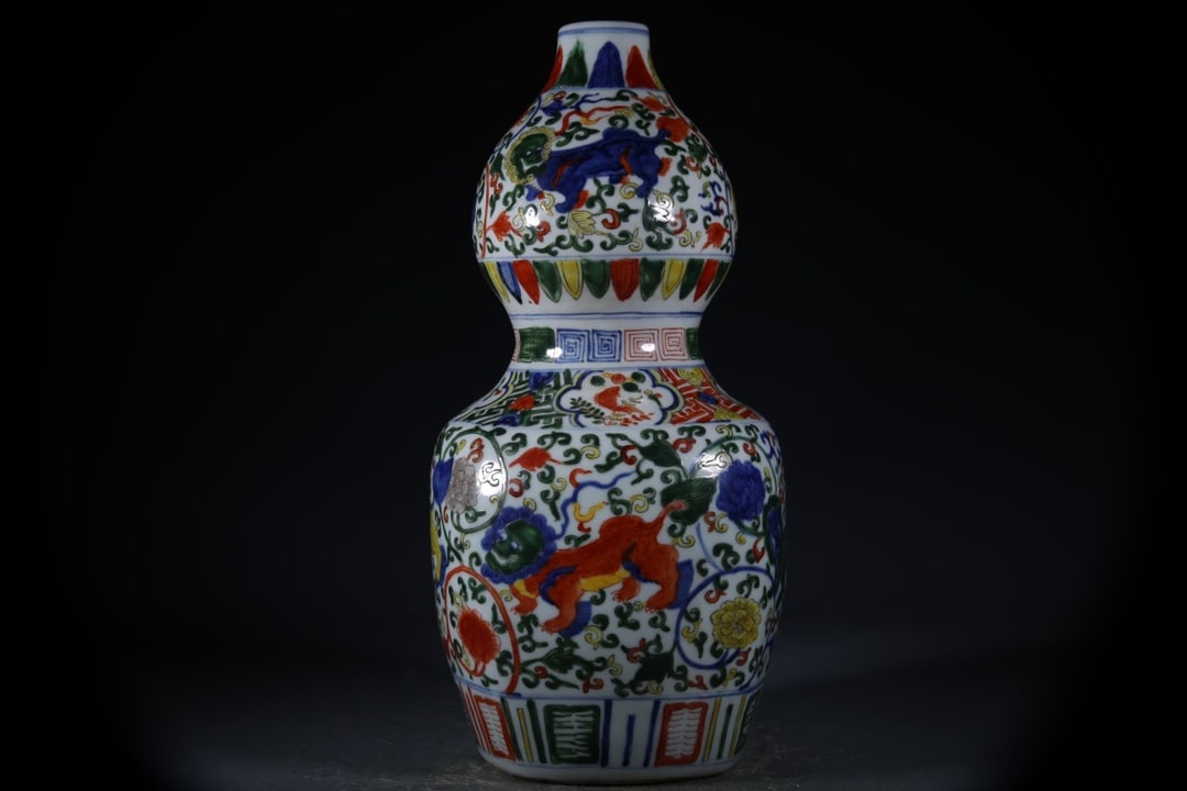 Blue and White Lion Pattern Gourd Vase: Blue and White Lion Pattern Gourd Vase,Ming Dynasty, China,With Mark,Size:13.6inx1.2in 青花狮纹葫芦瓶,中国明代,带款