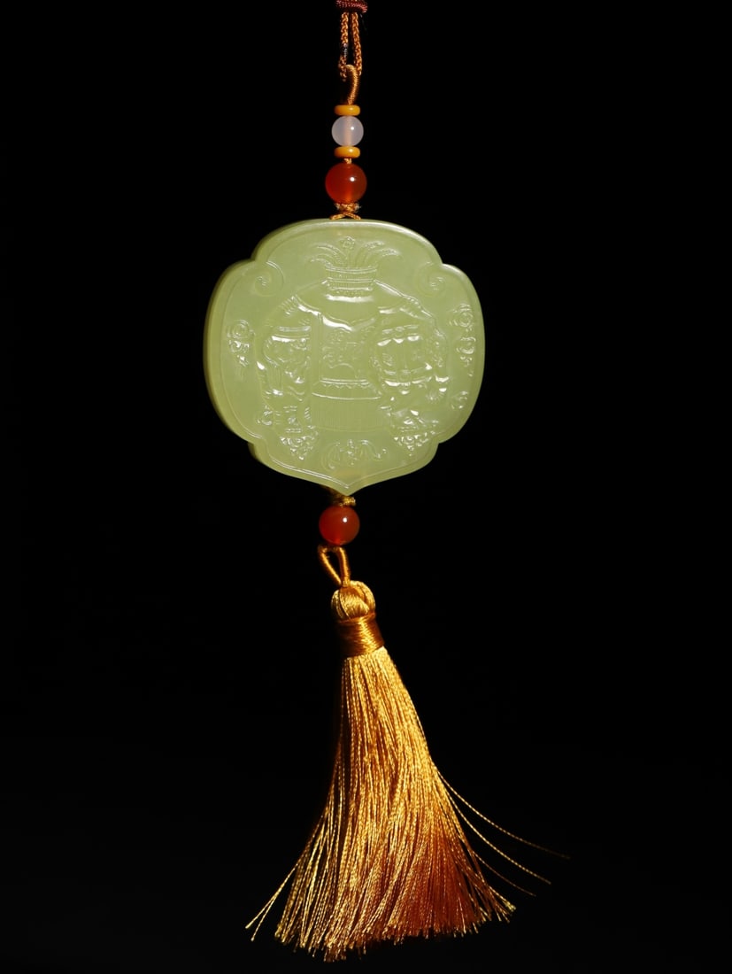 A Exquisite Hotan Yellow Jade jade pendant: A Exquisite Hotan Yellow Jade jade pendant,Qing Dynasty, China,Size:2.2inx4.3in,Weight:42.6g 和田黄玉玉佩,中国清代
