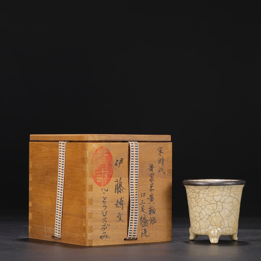 A Exquisite Ge yao Beige Glazed Tripod Censer: A Exquisite Ge yao Beige Glazed Tripod Censer.Song Dynasty, China.With Mark.Size:3.1inx3.1in 