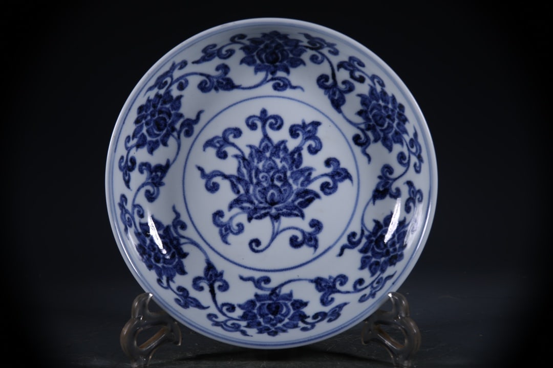 Blue and White Lotus Pattern Plate: Blue and White Lotus Pattern Plate,Ming Dynasty, China,With Mark,Size:1.7inx8.7in 青花缠枝莲纹盘,中国明代,带款