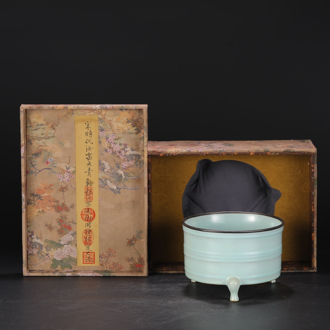 A Exquisite Ru yao Sky Blue Glazed Tripod Censer: A Exquisite Ru yao Sky Blue Glazed Tripod Censer.Song Dynasty, China.With Mark.Size:5.1inx7.3in 