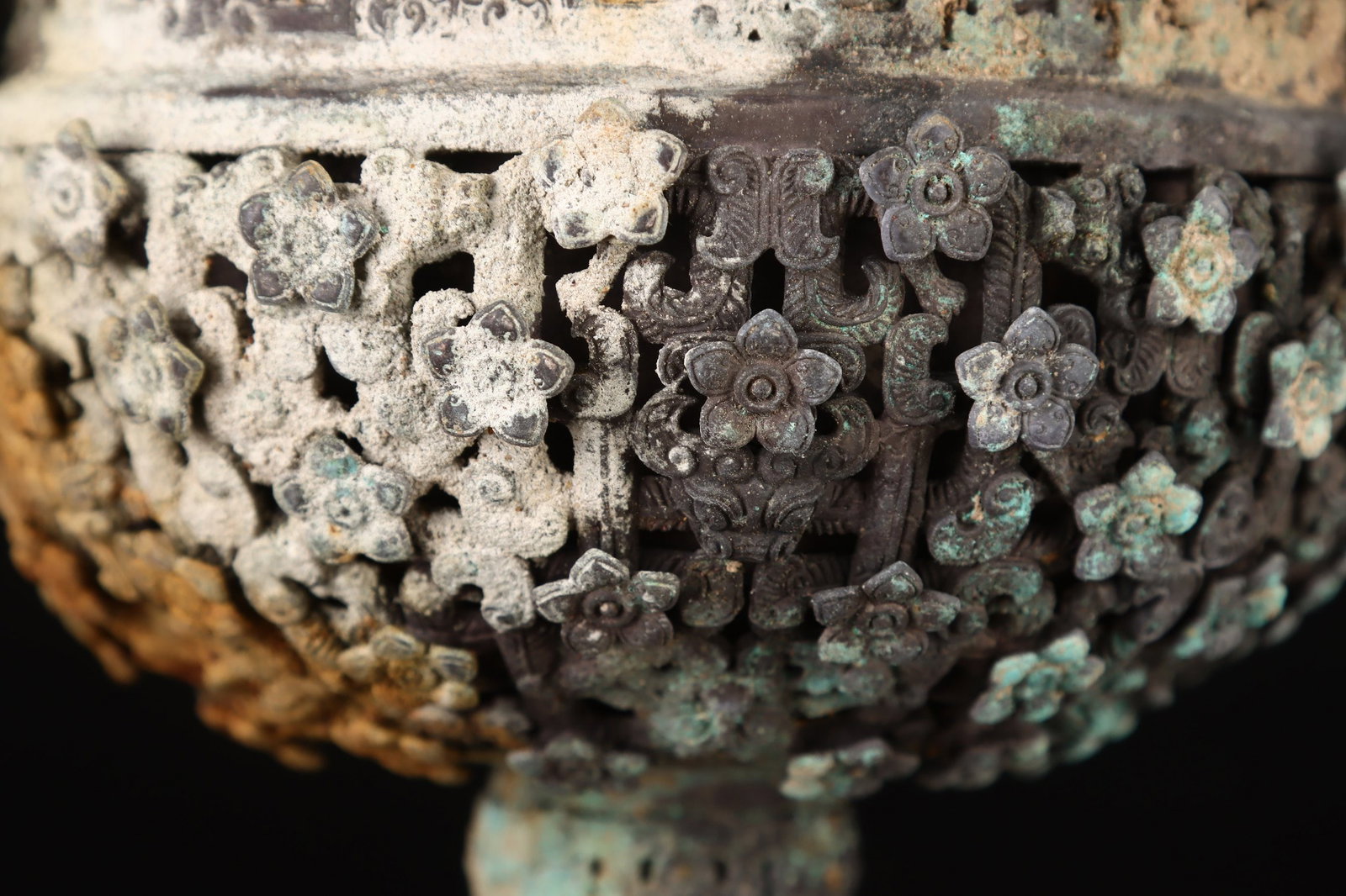 A Exquisite Silver Hollow Flower Pattern Jar - 8