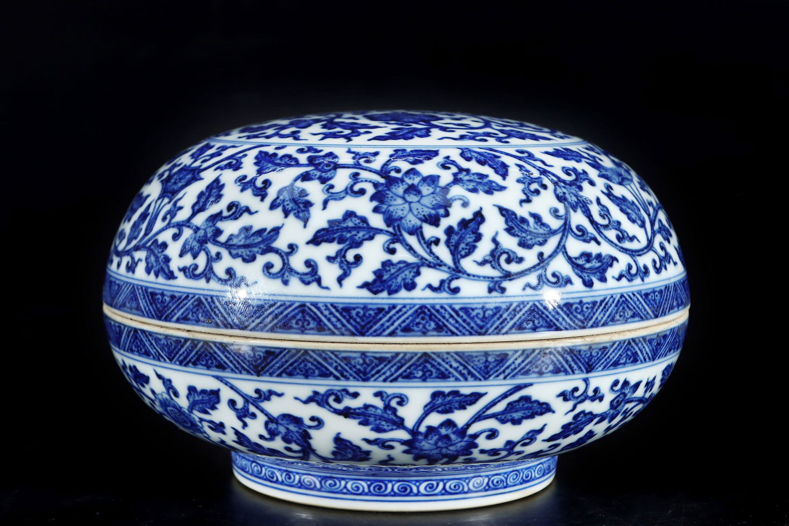 A Exquisite Blue and White Lotus Pattern Pattern Box - 3