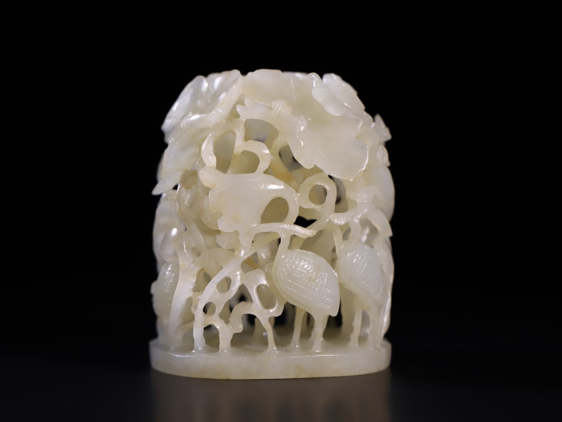 A Exquisite Hotan Jade Lotus Leaf Ornament: A Exquisite Hotan Jade Lotus Leaf Ornament,Qing Dynasty, China,Size:2inx2inx2.5in,Weight:112.4g 和田玉荷叶摆件,中国清代