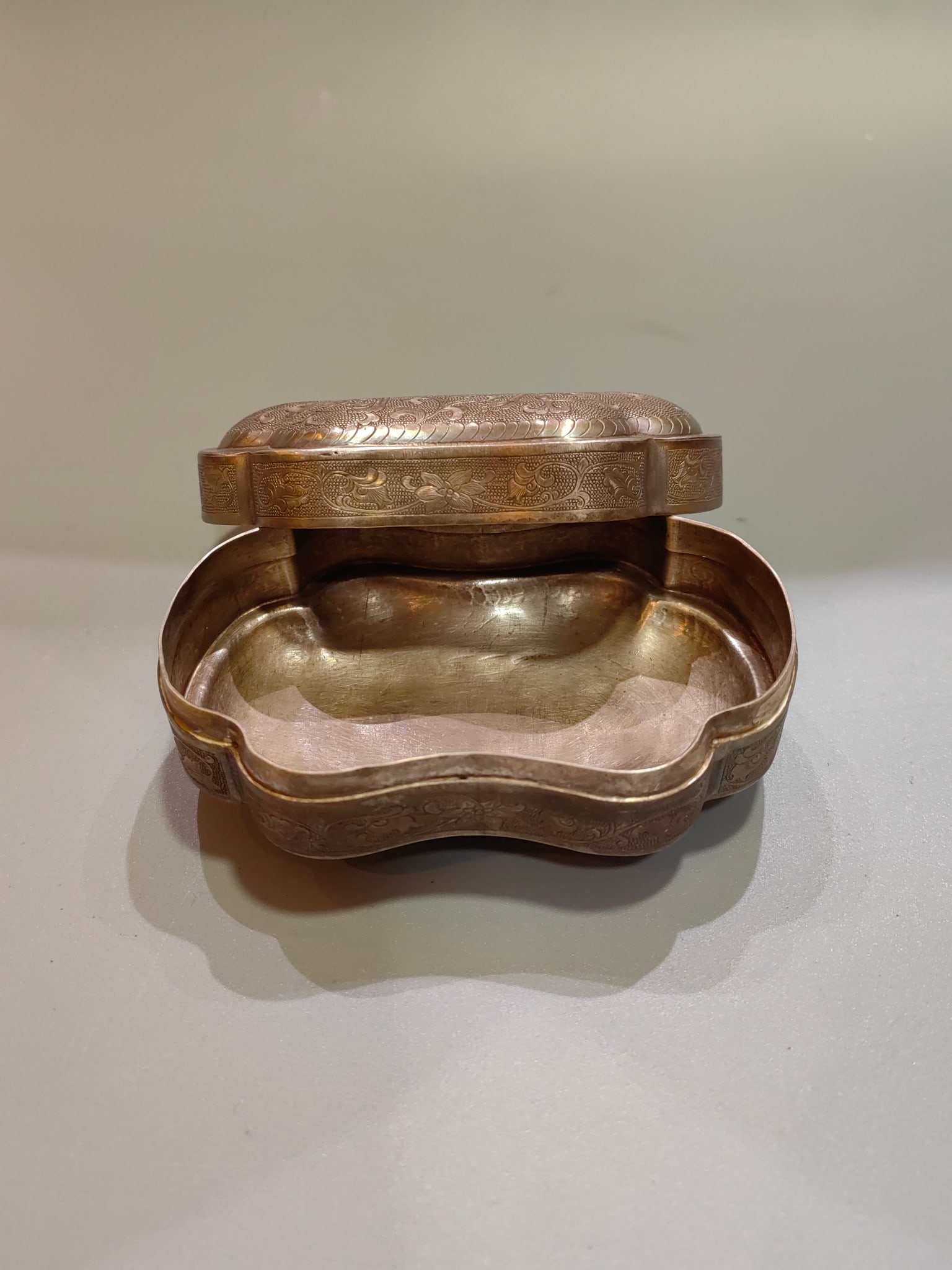 A Exquisite Silver Carved Dragon Pattern Box: A Exquisite Silver Carved Dragon Pattern Box,Tang Dynasty, China,Size:4.8inx3.3inx2.4in,Weight:285g 银雕刻龙纹盒,中国唐代