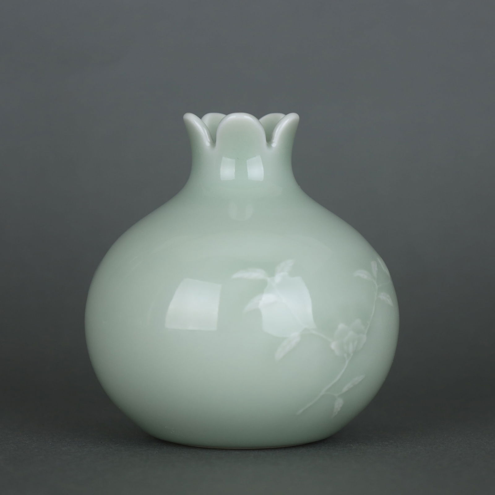 A Exquisite Pea-Green Glaze Flower Pattern Vase: A Exquisite Pea-Green Glaze Flower Pattern Vase,Qing Dynasty, China,Qianlong Six-character Mark,Size:3.5inx3.4in 