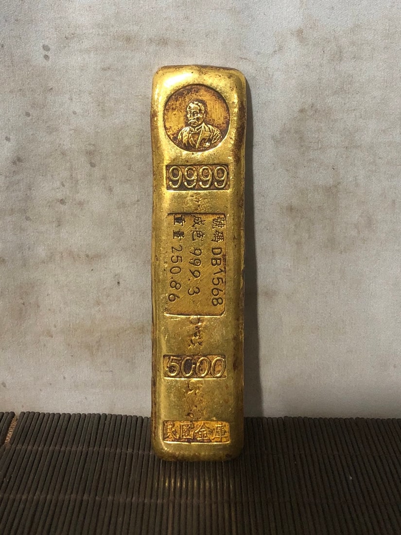 A Exquisite Gilt Bronze Figures Pattern Gold Bar: A Exquisite Gilt Bronze Figures Pattern Gold Bar,Republic of China,Size:1.2inx0.4inx4.7in,Weight:220g 铜鎏金人物纹金条,民国