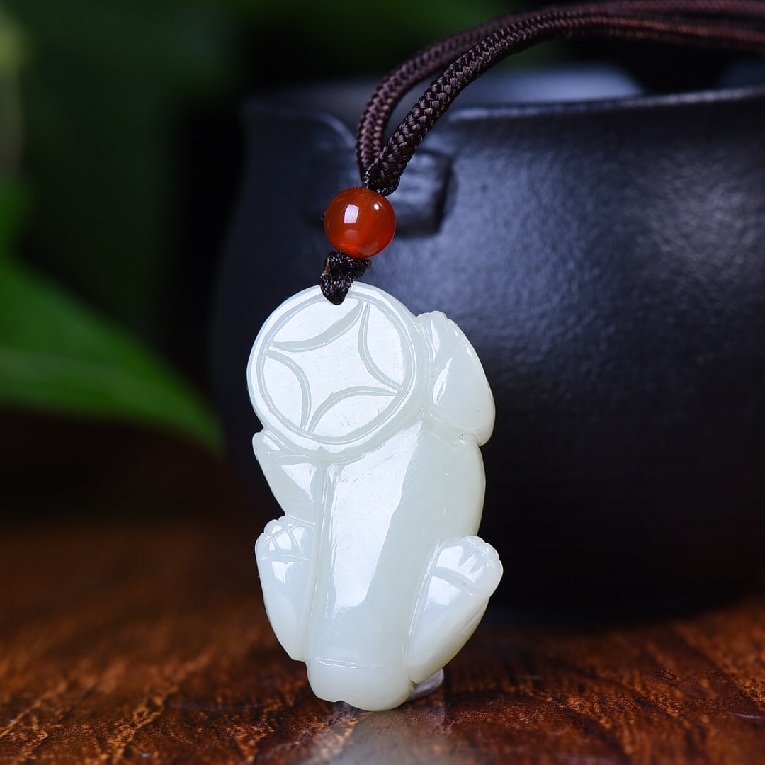 A Exquisite Hotan Jade Auspicious Beast Pendant: A Exquisite Hotan Jade Auspicious Beast Pendant,Size:1.6inx1inx0.6in 和田玉貔貅吊坠