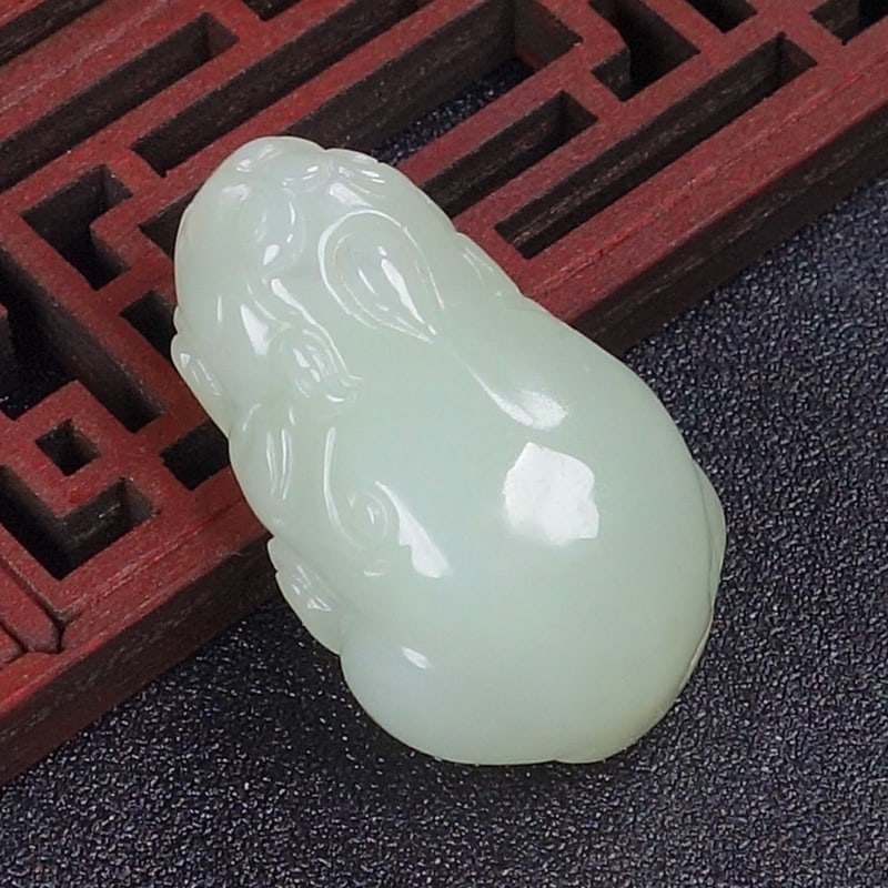 A Exquisite Hotan Jade Auspicious Beast Ornament: A Exquisite Hotan Jade Auspicious Beast Ornament,Size:1.4inx0.8inx0.6in 和田玉貔貅摆件