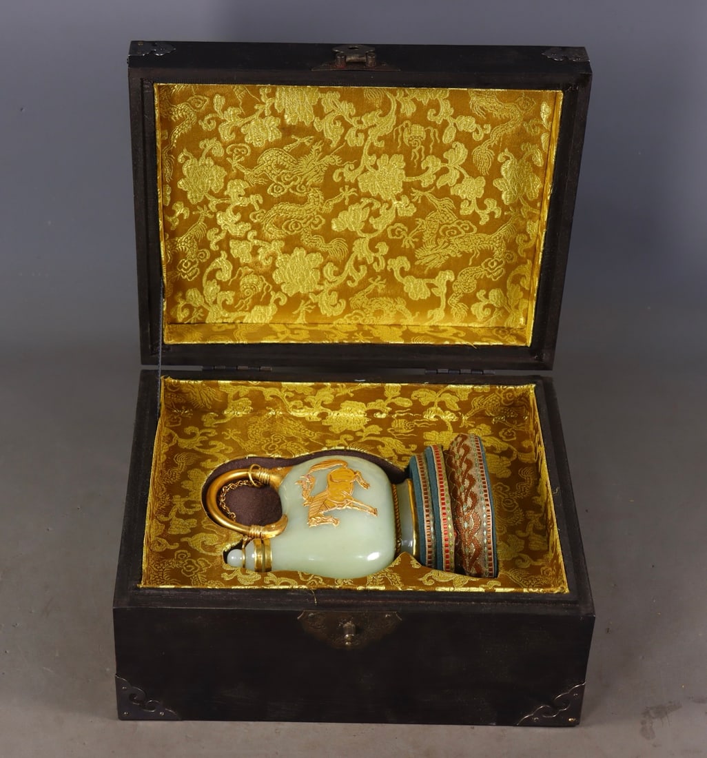 An Exquisite White Jade Cover with Gold Horse Pattern Ewer: An Exquisite White Jade Cover with Gold Horse Pattern Ewer Qing Dynasty, China Size:4.9inx3.9inx1.6in Weight:323g白玉包金嵌马壶 中国清ߣ