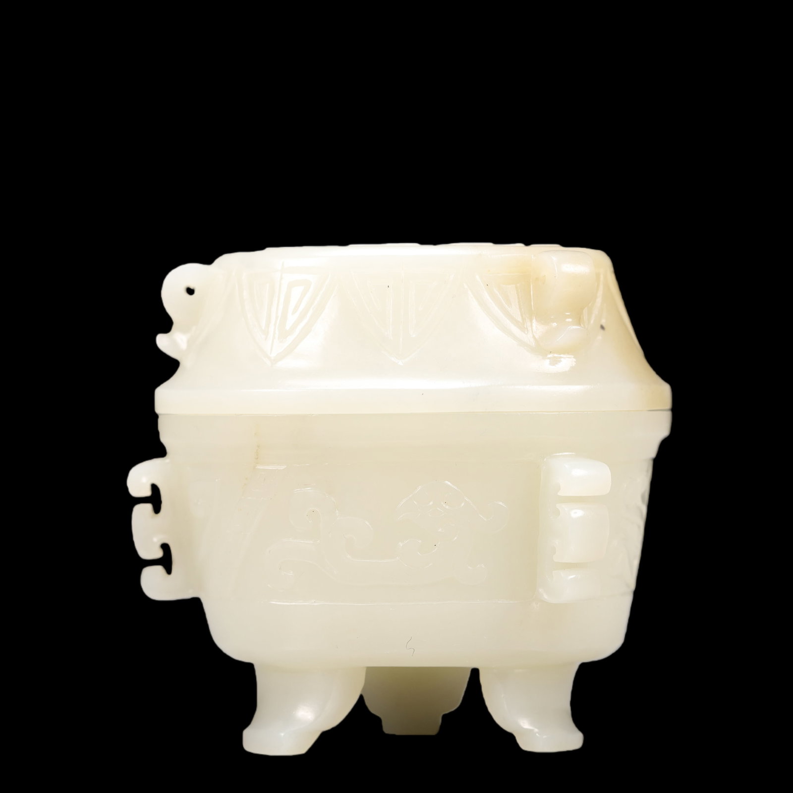 An Exquisite White Jade Dragon Pattern Tripod Censer: An Exquisite White Jade Dragon Pattern Tripod Censer Qing Dynasty, China Size:3inx2.4inx2.8in Weight:165g白玉龙纹三足香炉 中国清ߣ