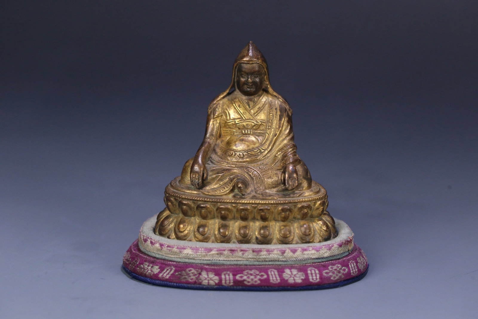 An Exquisite Gilt Bronze Statue of Tsongkhapa Ornament: An Exquisite Gilt Bronze Statue of Tsongkhapa Ornament Qing Dynasty, China Size:2.7inx2.5inx1.9in Weight:267.7g铜鎏金宗喀巴造像 中国清
