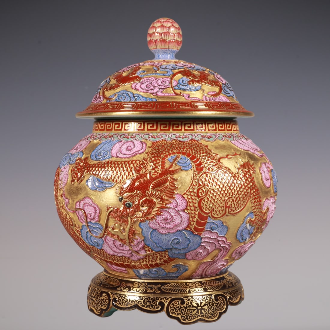 An Exquisite Enamel Dragon Pattern Tea Caddy: An Exquisite Enamel Dragon Pattern Tea Caddy Qing Dynasty, China Qianlong Six-character Mark Size:6.9inx5.1in珐琅彩雕刻金地龙纹茶叶