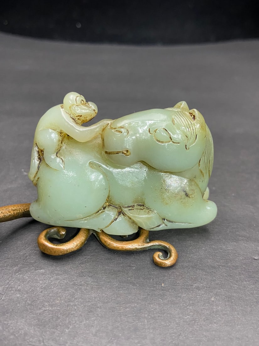 An Exquisite White Jade Horse Hand Piece: An Exquisite White Jade Horse Hand Piece Qing Dynasty, China Size:2.6inx1.7inx1.3in Weight:143g白玉马上封猴手把件 中国清代