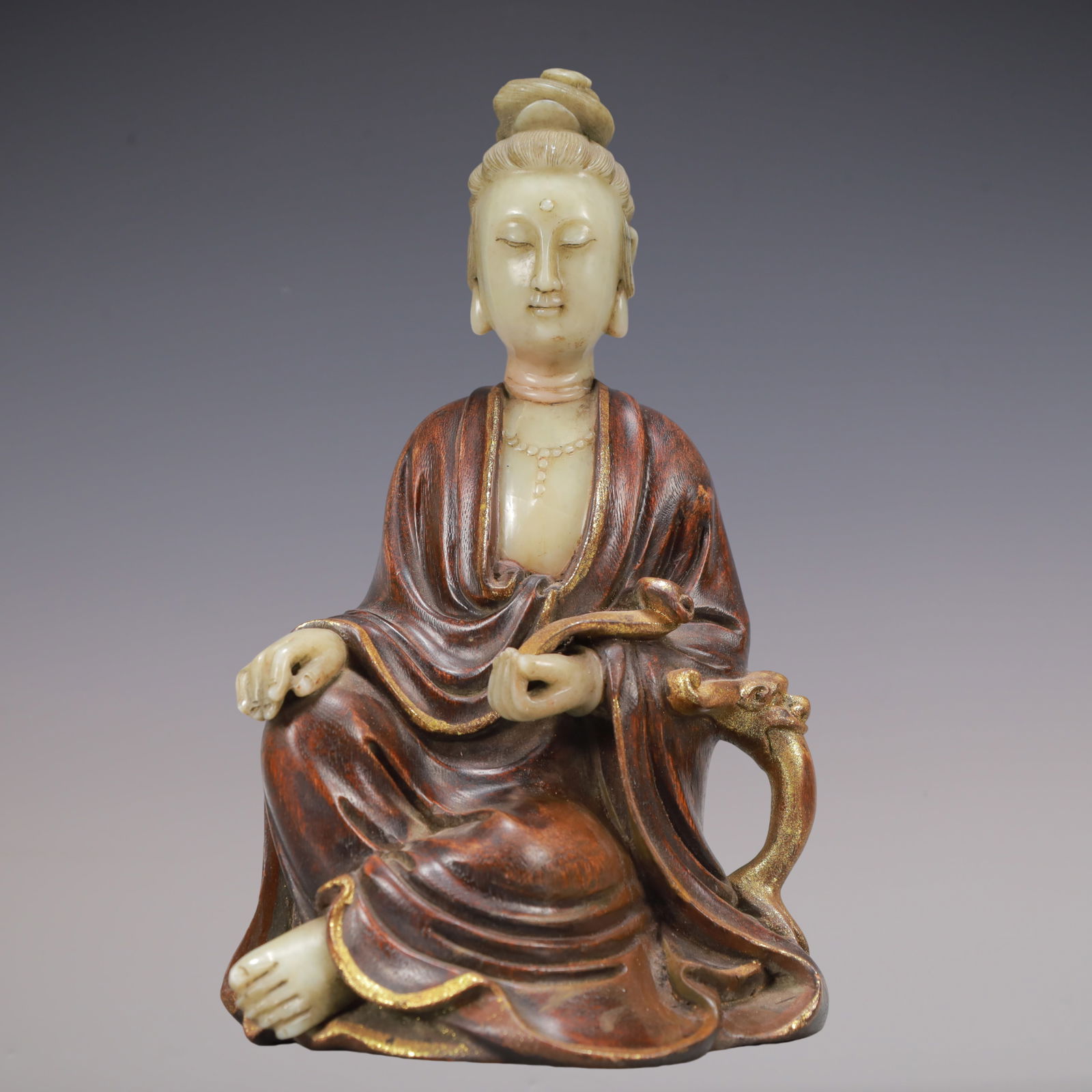 A Exquisite Eaglewood Inlaid White Jade Statue of Avalokitesvara Ornament: A Exquisite Eaglewood Inlaid White Jade Statue of Avalokitesvara Ornament Qing Dynasty, China Size:5.6inx4.4inx9.8in Weight:650g沉香木嵌白玉观音摆