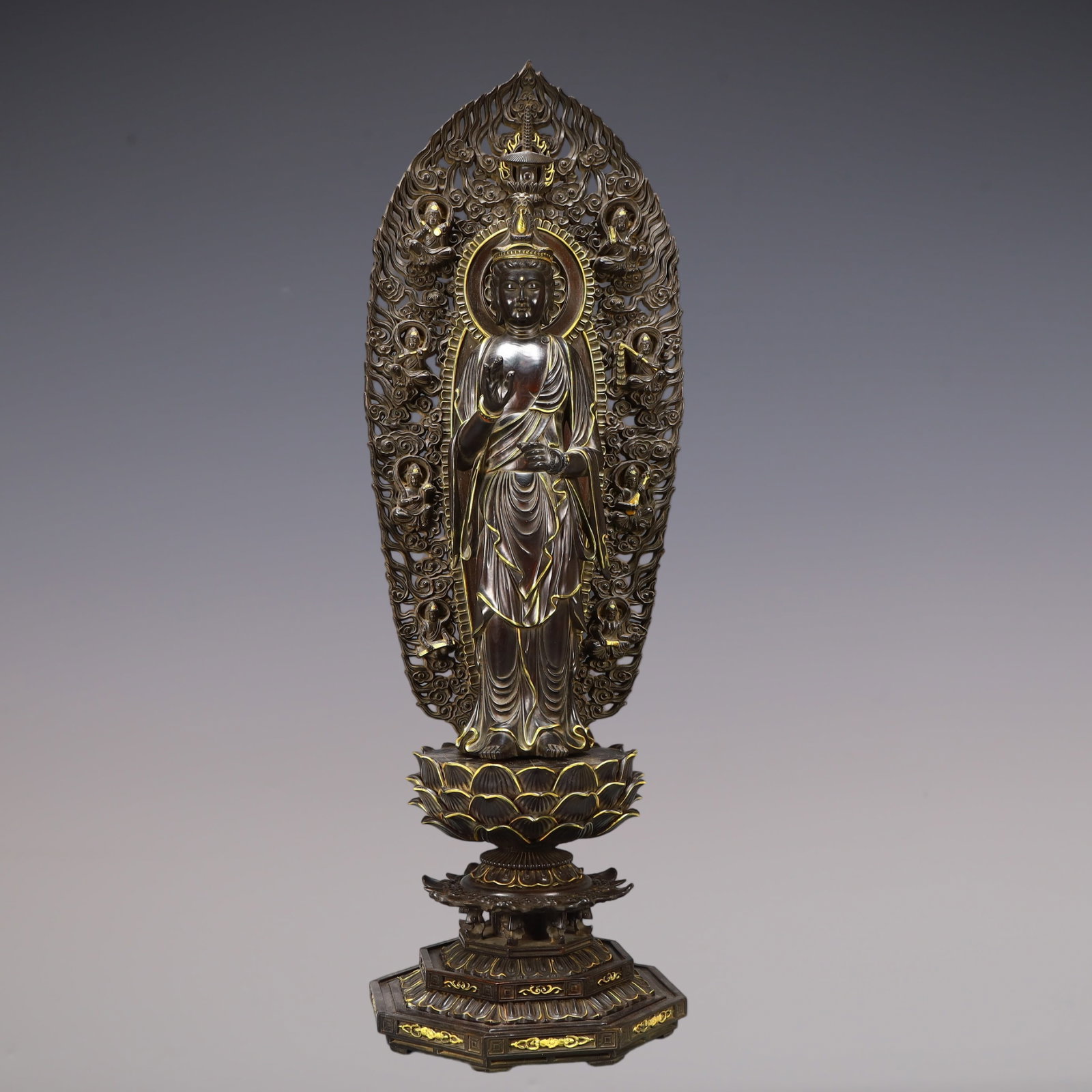 A Exquisite Zitanwood Statue of Avalokitesvara Ornament: A Exquisite Zitanwood Statue of Avalokitesvara Ornament Qing Dynasty, China Size:9.6inx9.6inx29.9in Weight:2150g紫檀木观音摆件