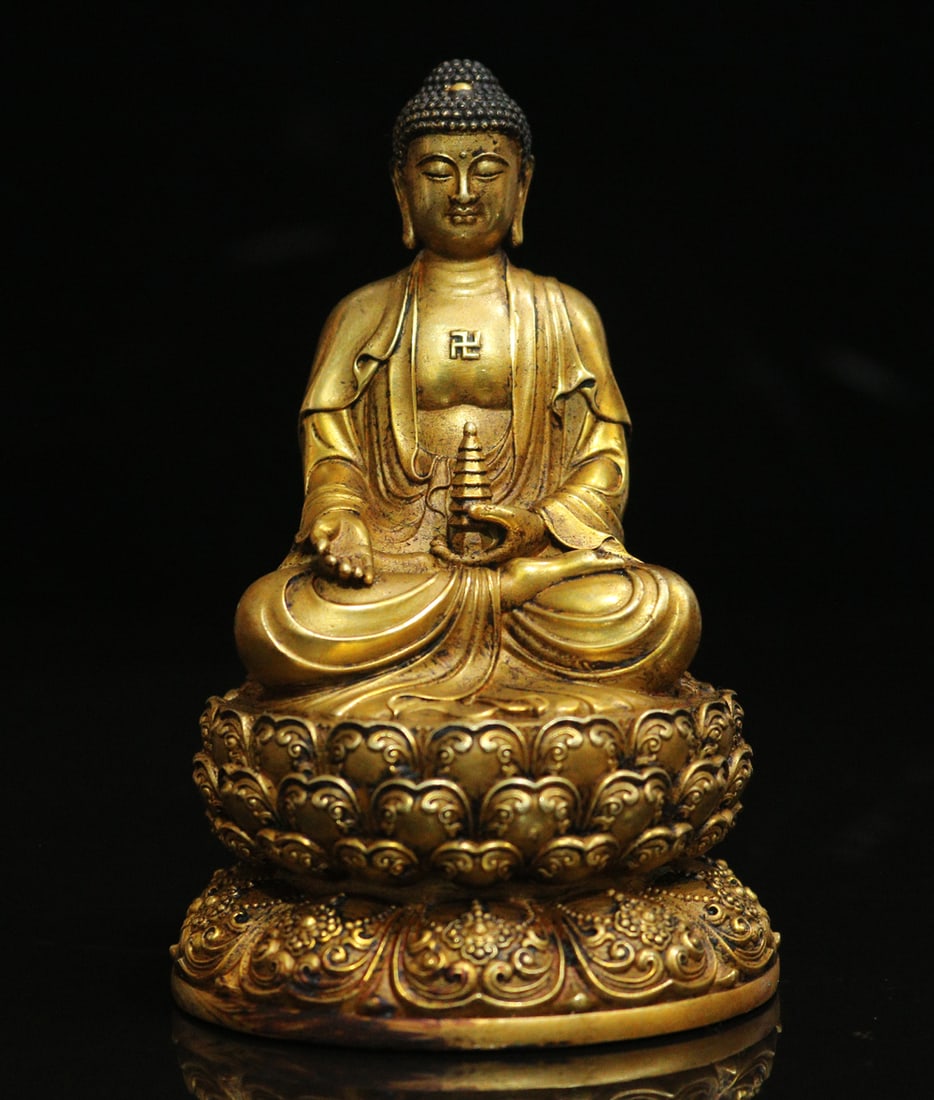 An Exquisite Gilt Bronze Statue of Sakyamuni Ornament: An Exquisite Gilt Bronze Statue of Sakyamuni Ornament Ming Dynasty, China Size:4.3inx2.8in Weight:508g铜鎏金释迦摩尼摆件