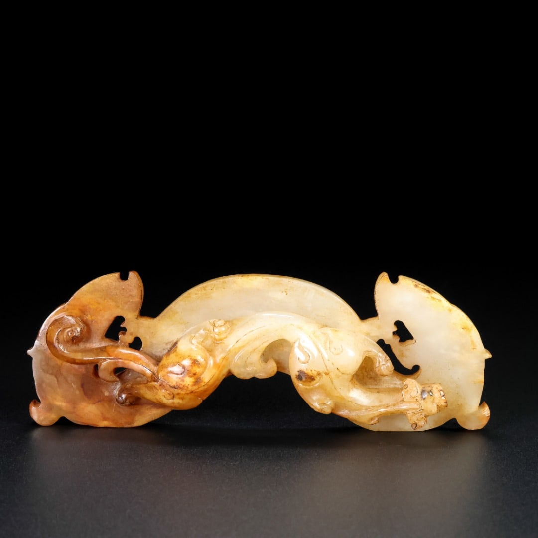 An Exquisite White Jade Chi-Dragon Pattern Ornament: An Exquisite White Jade Chi-Dragon Pattern Ornament Han Dynasty, China Size:5.2inx1.7inx0.7in Weight:114.1g白玉螭龙玉璜 中国汉代