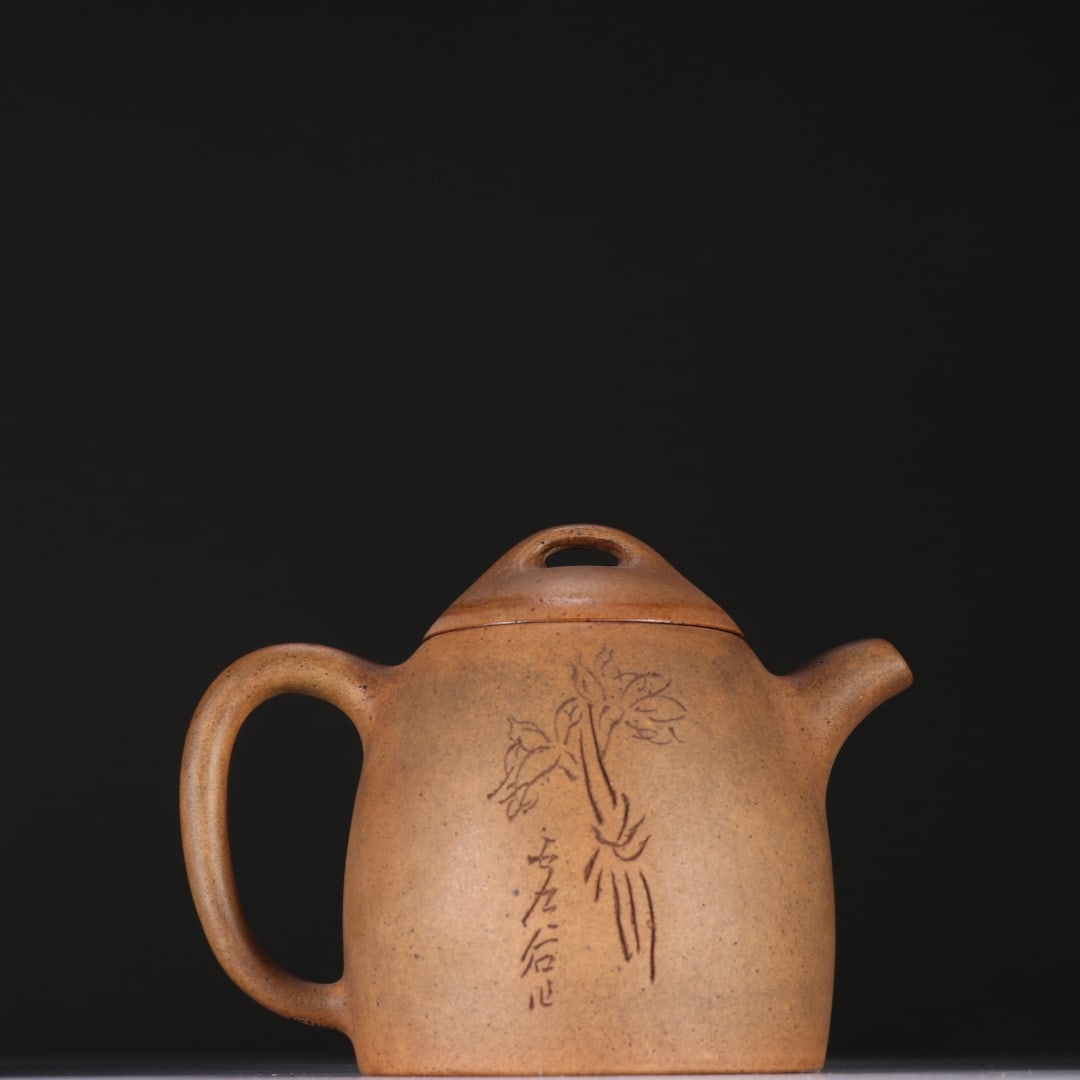 An Exquisite Purple Sands Flower Pattern with poem Teapot: An Exquisite Purple Sands Flower Pattern with poem Teapot Qing Dynasty, China Size:4.3inx5.2in紫砂秦权壶 中国清代 Size:11cmx13.1cm