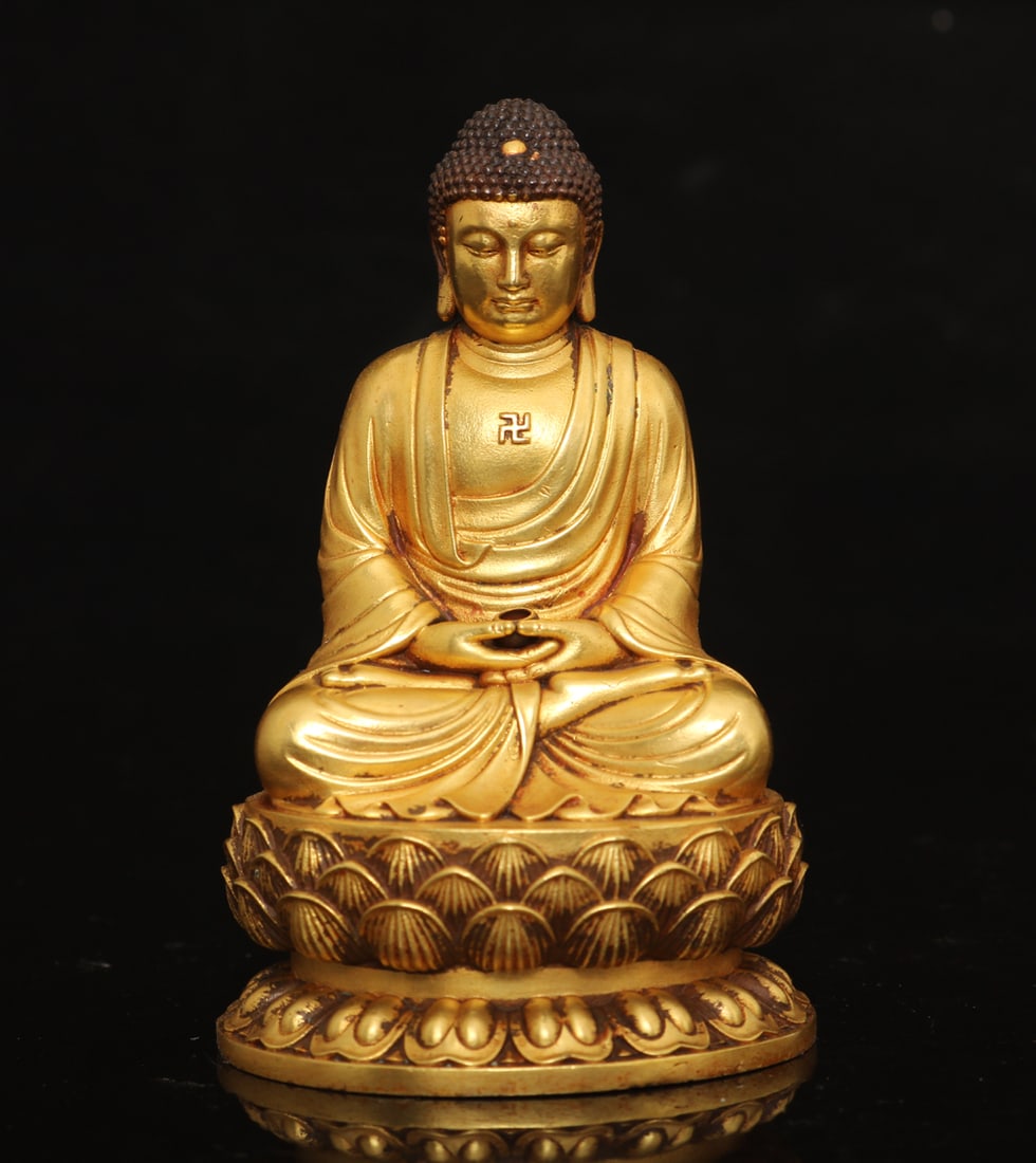 An Exquisite Gilt Bronze Statue of Sakyamuni Ornament: An Exquisite Gilt Bronze Statue of Sakyamuni Ornament Ming Dynasty, China Size:3.5inx2.2inx1.9in铜鎏金释迦摩尼佛像摆件 中国