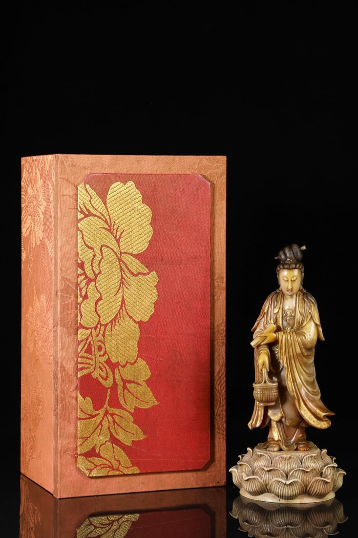 An Exquisite Shoushan Stone Statue of Avalokitesvara Ornament: An Exquisite Shoushan Stone Statue of Avalokitesvara Ornament Qing Dynasty, China Size:10.8inx4.7in Weight:2027g寿山石提篮观音 中国清代