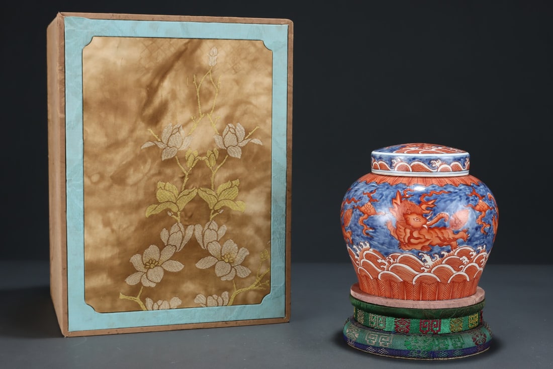 An Exquisite Blue and White Iron-Red Seawater and Elephant Pattern Jar with Cover: An Exquisite Blue and White Iron-Red Seawater and Elephant Pattern Jar with Cover,Ming Dynasty,China,Chenghua Six-character Mark,Size:5.7inx5.9in 青花矾红海水ฉ