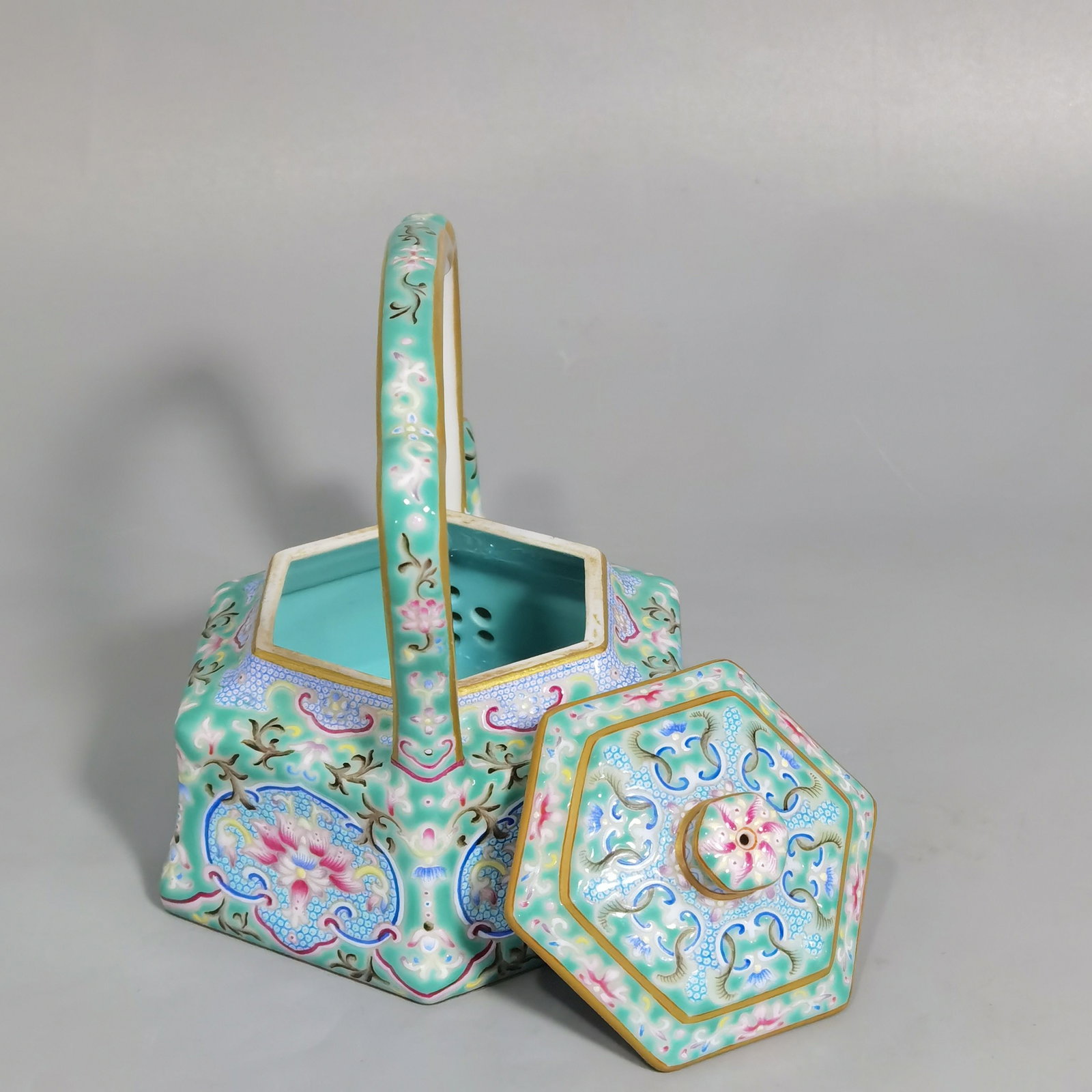An Exquisite Enamel Turquoise Glazed Lotus Pattern Loop-Handled Pot - 5