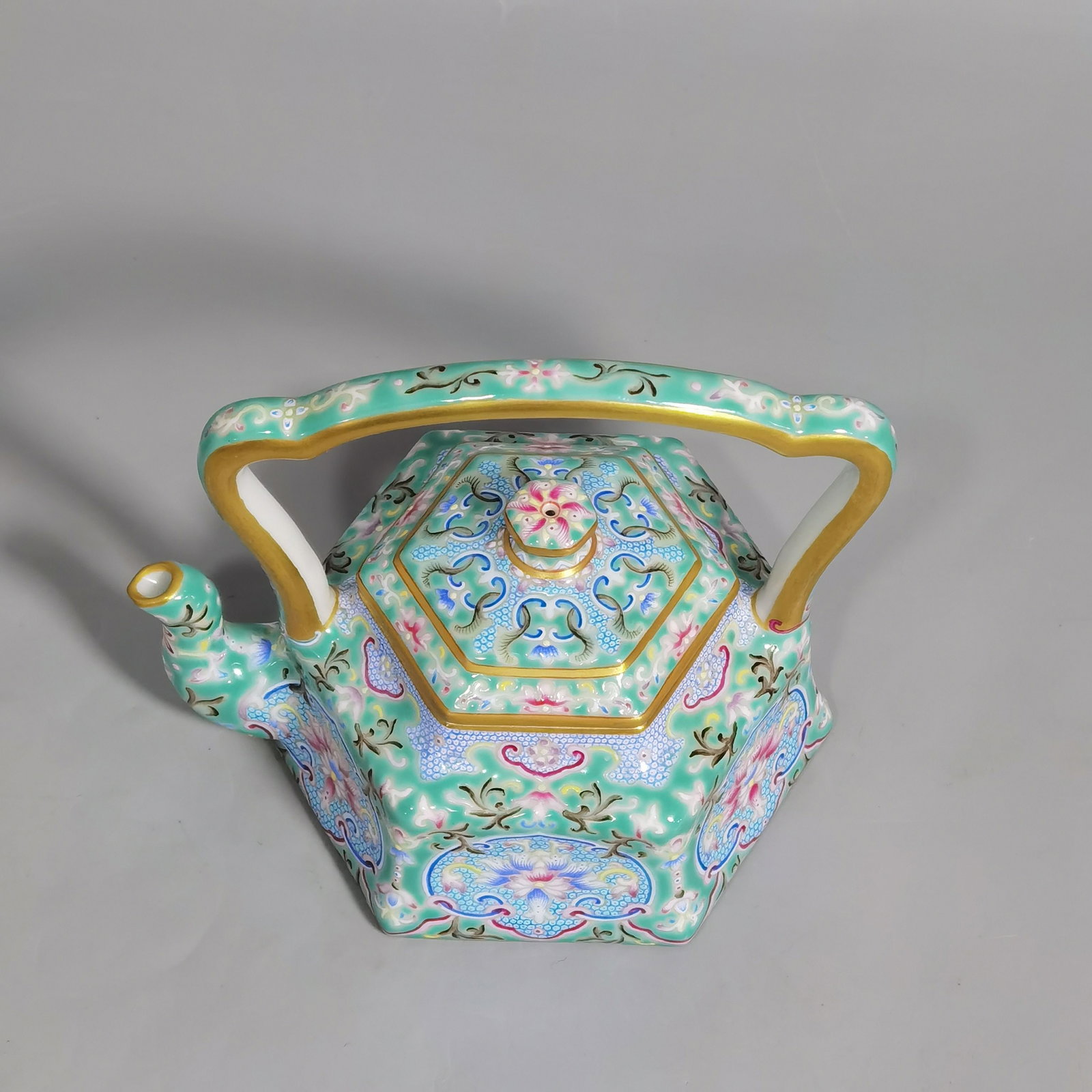 An Exquisite Enamel Turquoise Glazed Lotus Pattern Loop-Handled Pot - 6