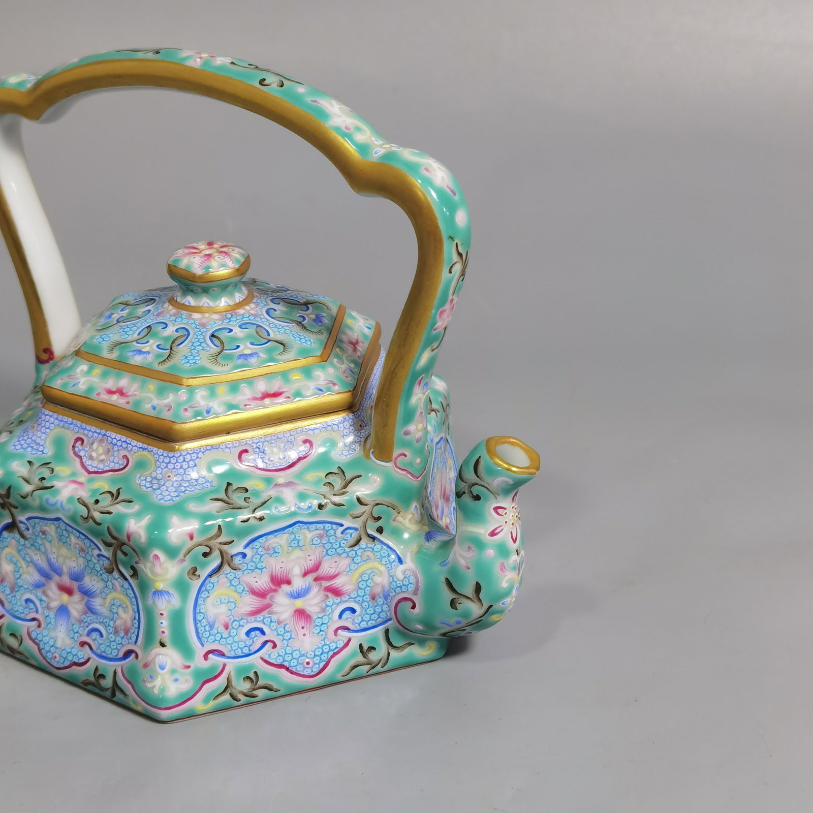 An Exquisite Enamel Turquoise Glazed Lotus Pattern Loop-Handled Pot - 7