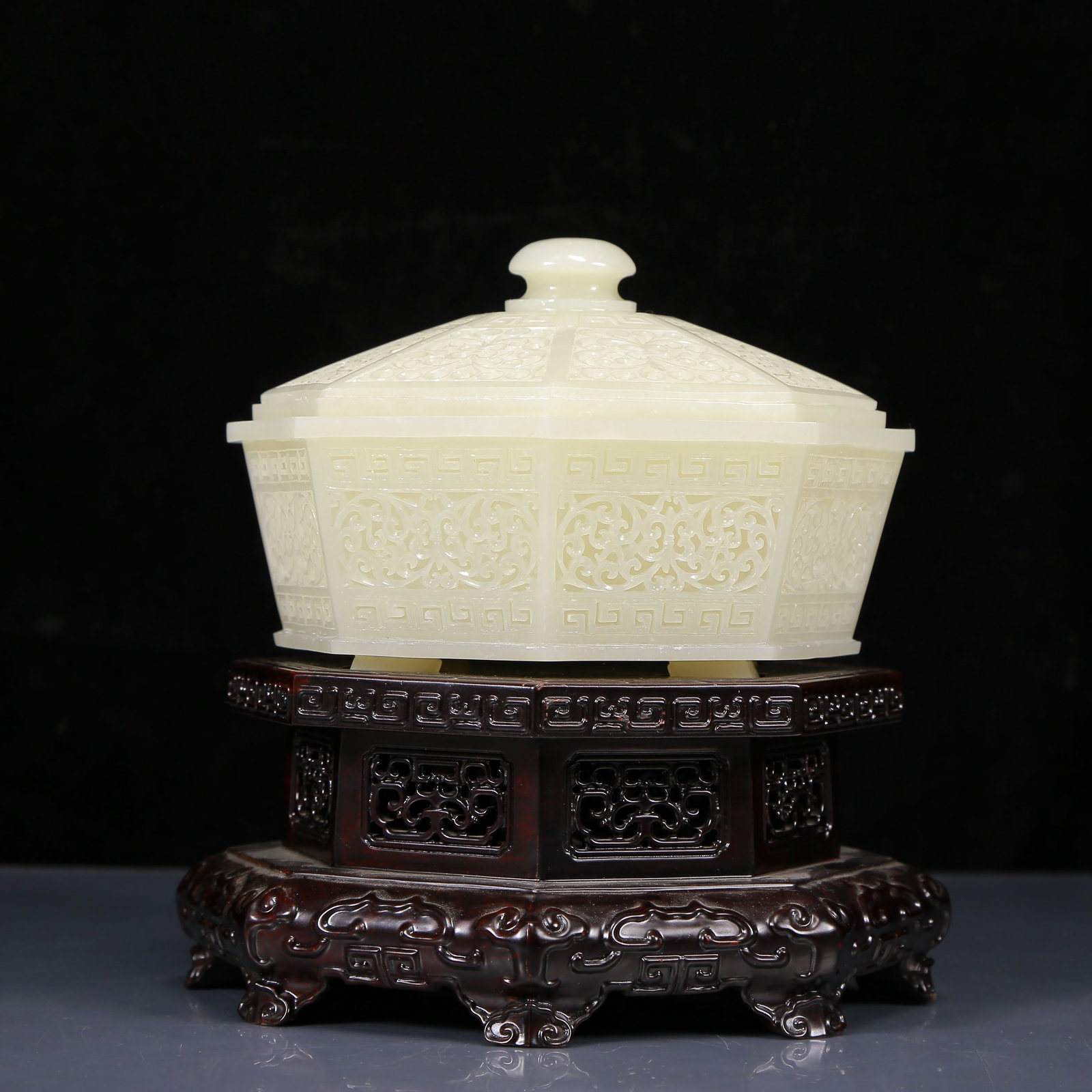 An Exquisite White Jade Flower Pattern Box with Base: An Exquisite White Jade Flower Pattern Box with Base,Qing Dynasty, China,Size:6.9inx7.9in,Weight:1545g 白玉花卉纹盒带底座，清代