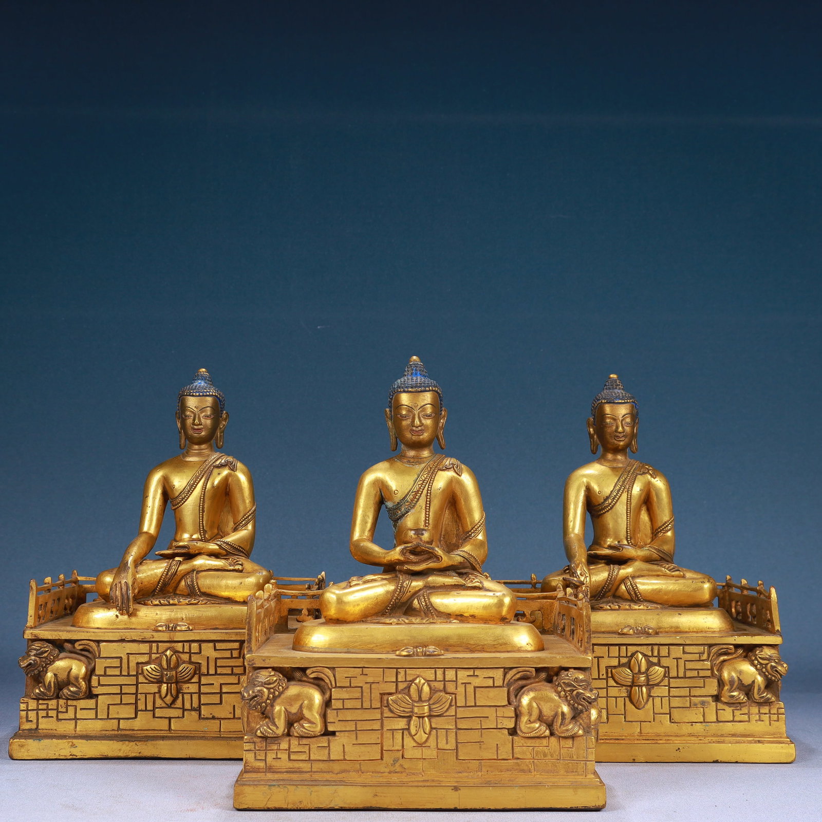 A Set of Solemn Gilt Bronze Statue of Sakyamuni: A Set of Solemn Gilt Bronze Statue of Sakyamuni,Qing Dynasty, China,Size:7.5inx4.7inx9.4in,Weight:12300g 一套铜鎏金释迦摩尼像,中ࢲ