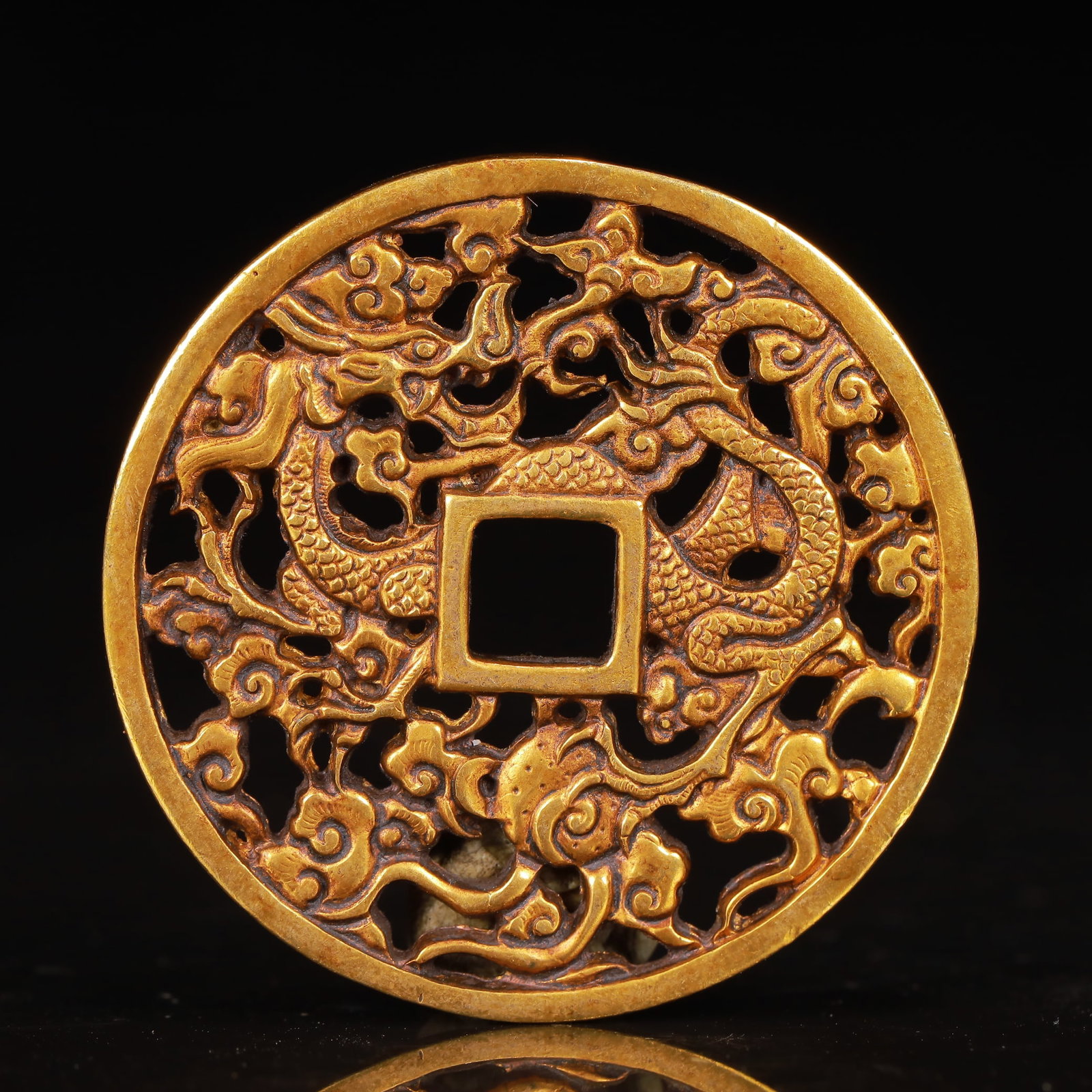 An Exquisite Gilt Bronze Dragon Pattern Coin: An Exquisite Gilt Bronze Dragon Pattern Coin,Tang Dynasty,China,Size:1.8inx0.1in,Weight:28g 铜鎏金龙纹钱币,中国唐代