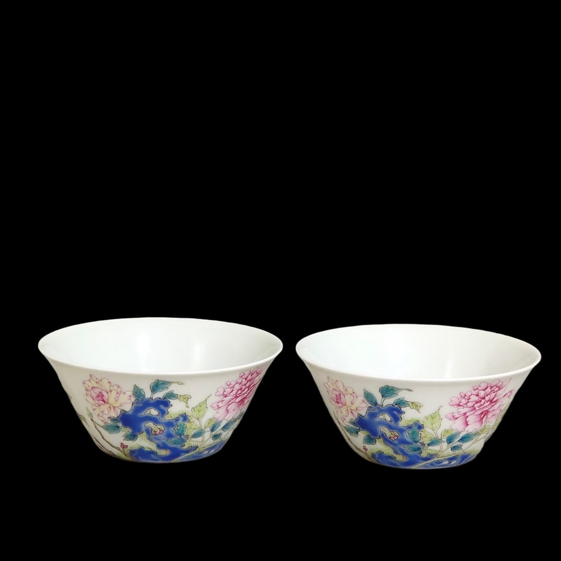 A Pair of Exquisite Famille-Rose Peony Pattern Cups: A Pair of Exquisite Famille-Rose Peony Pattern Cups,Qing Dynasty,China,Yongzheng Six-character Mark,Size:1.4inx3.1in 一对粉彩牡丹纹杯子,中&#