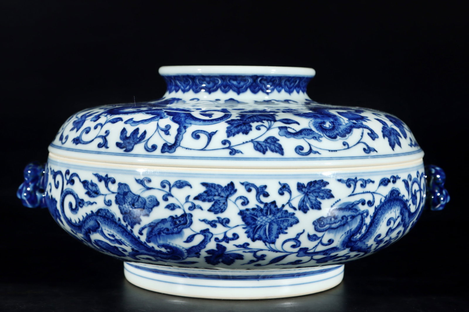 An Exquisite Blue and White Lotus and Dragon Pattern Box: An Exquisite Blue and White Lotus and Dragon Pattern Box,Qing Dynasty,China,Yongzheng Six-character Mark,Size:5.1inx8.5in 青花缠枝莲龙纹盒,中Þ