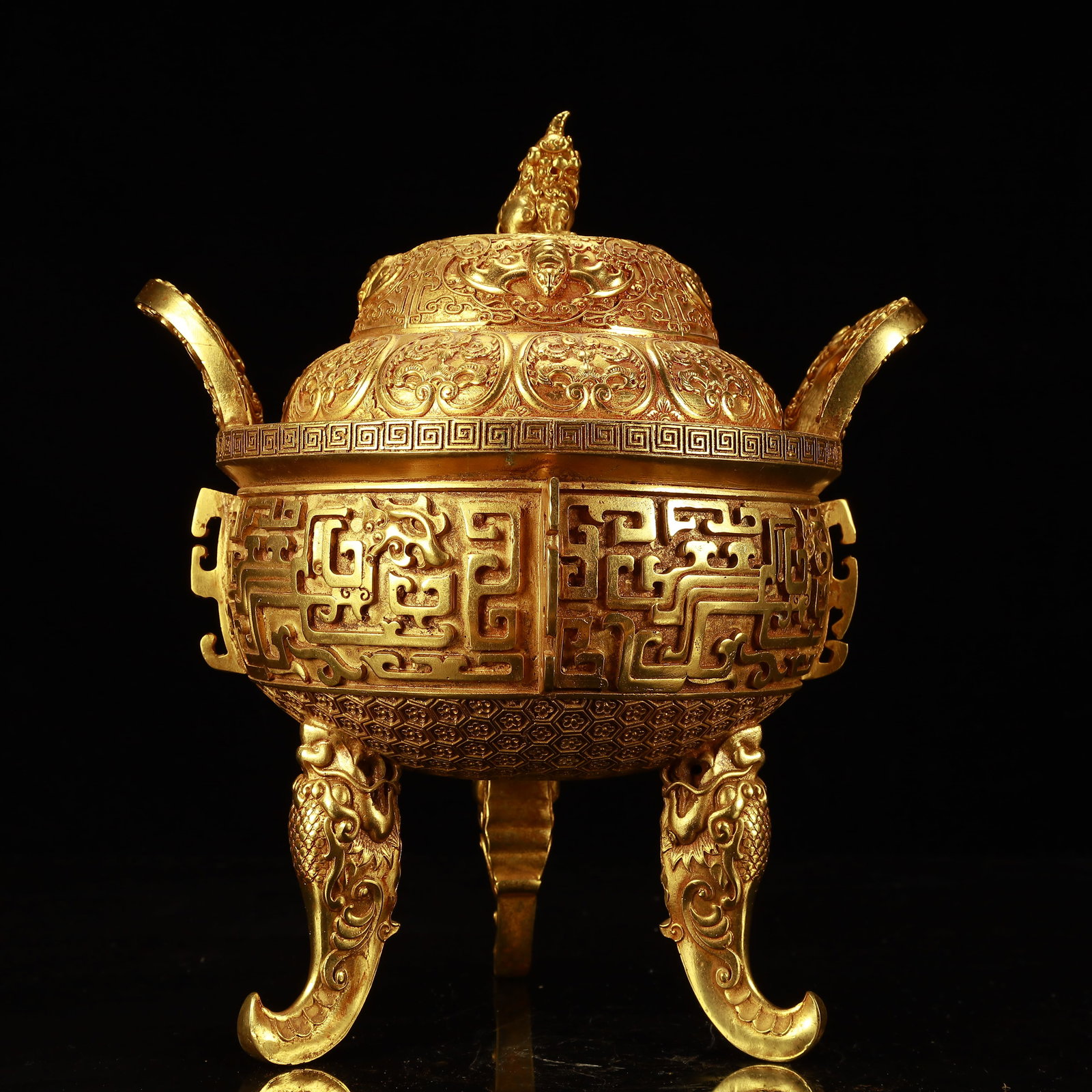An Exquisite Gilt Bronze Bats Pattern Double-Ears Tripod Jar with Cove (1 of 11)