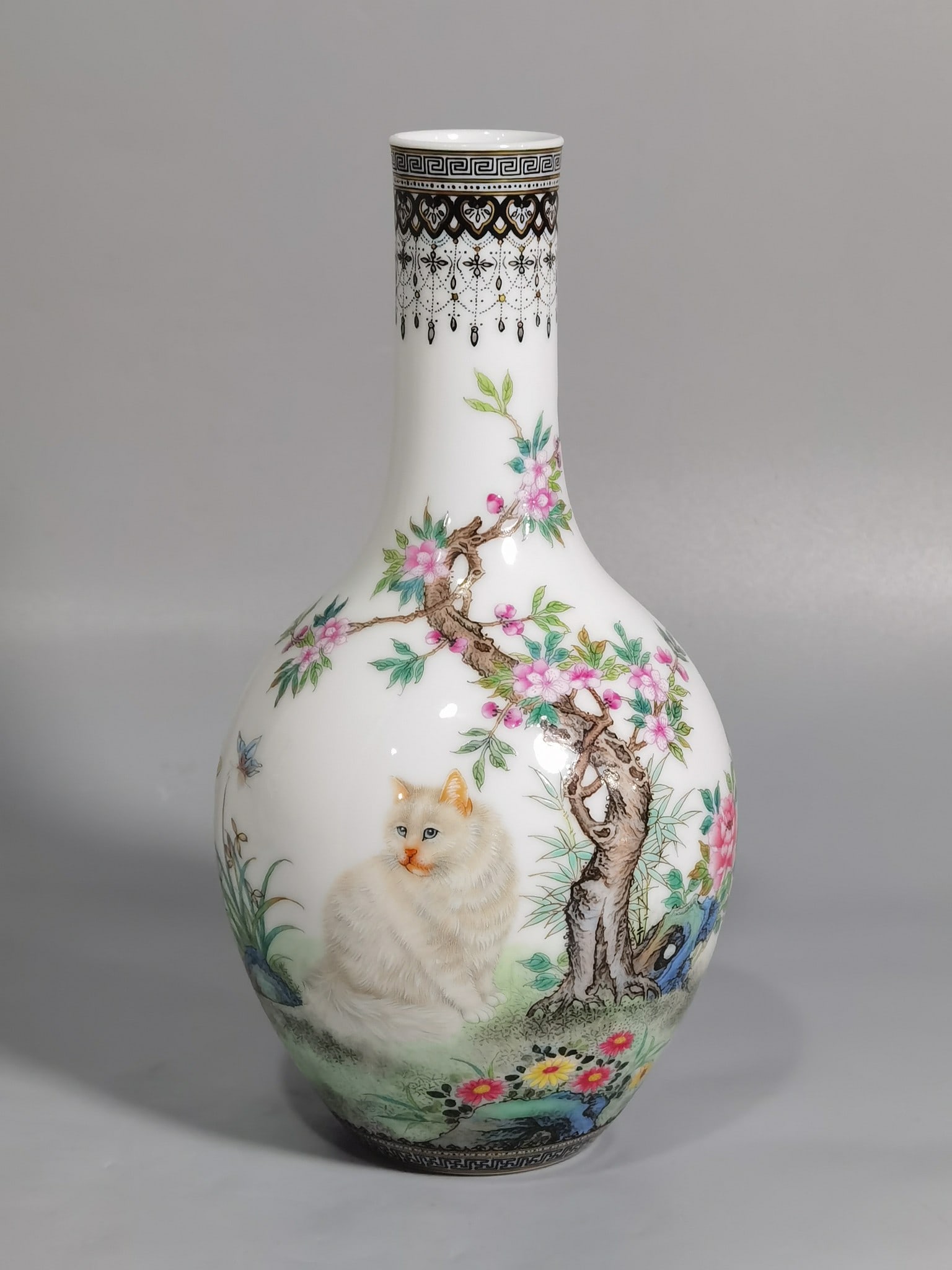 An Exquisite Enamel Cat Pattern Vase,with poem (1 of 8)