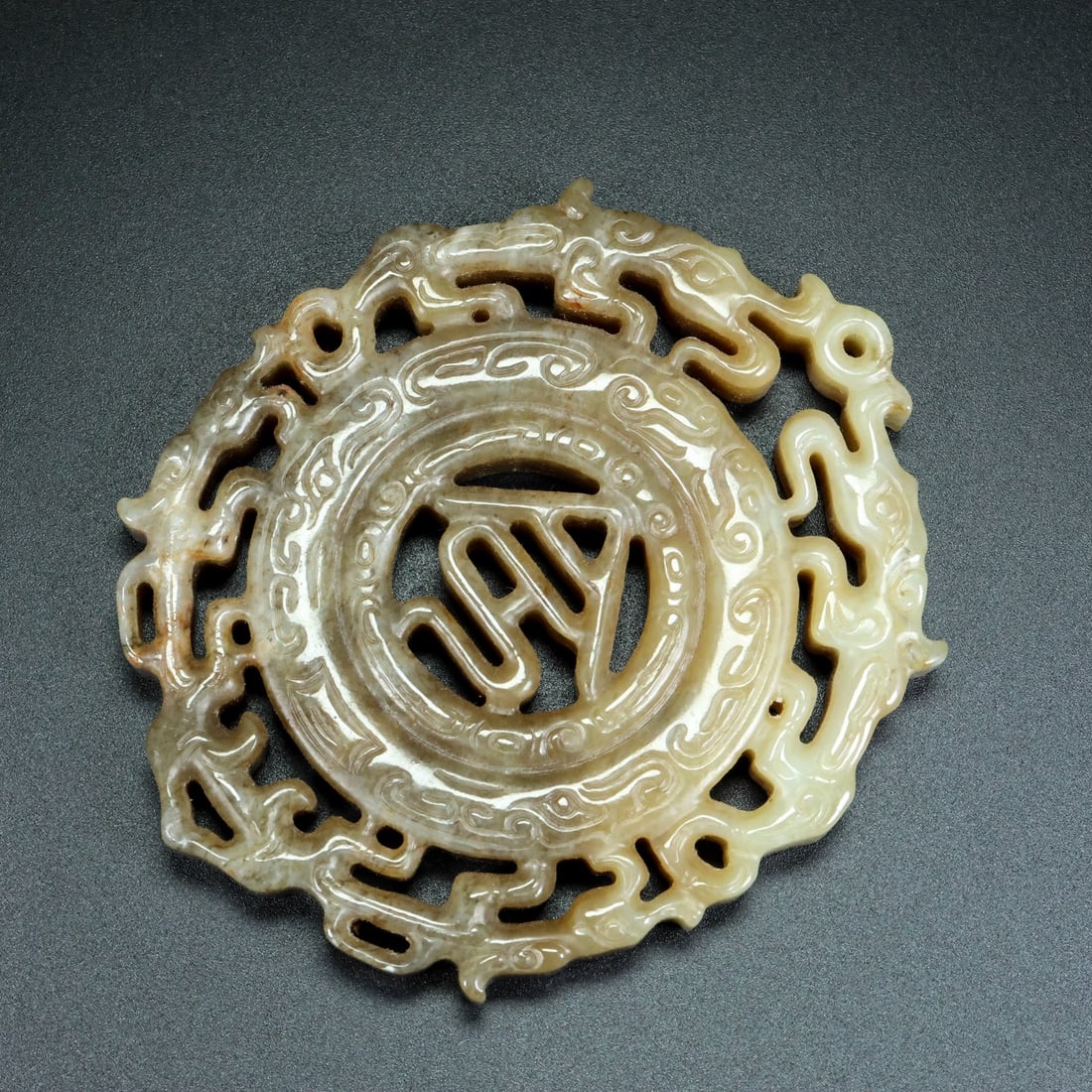 An Exquisite White Jade Dragon Pattern Pendant - 2