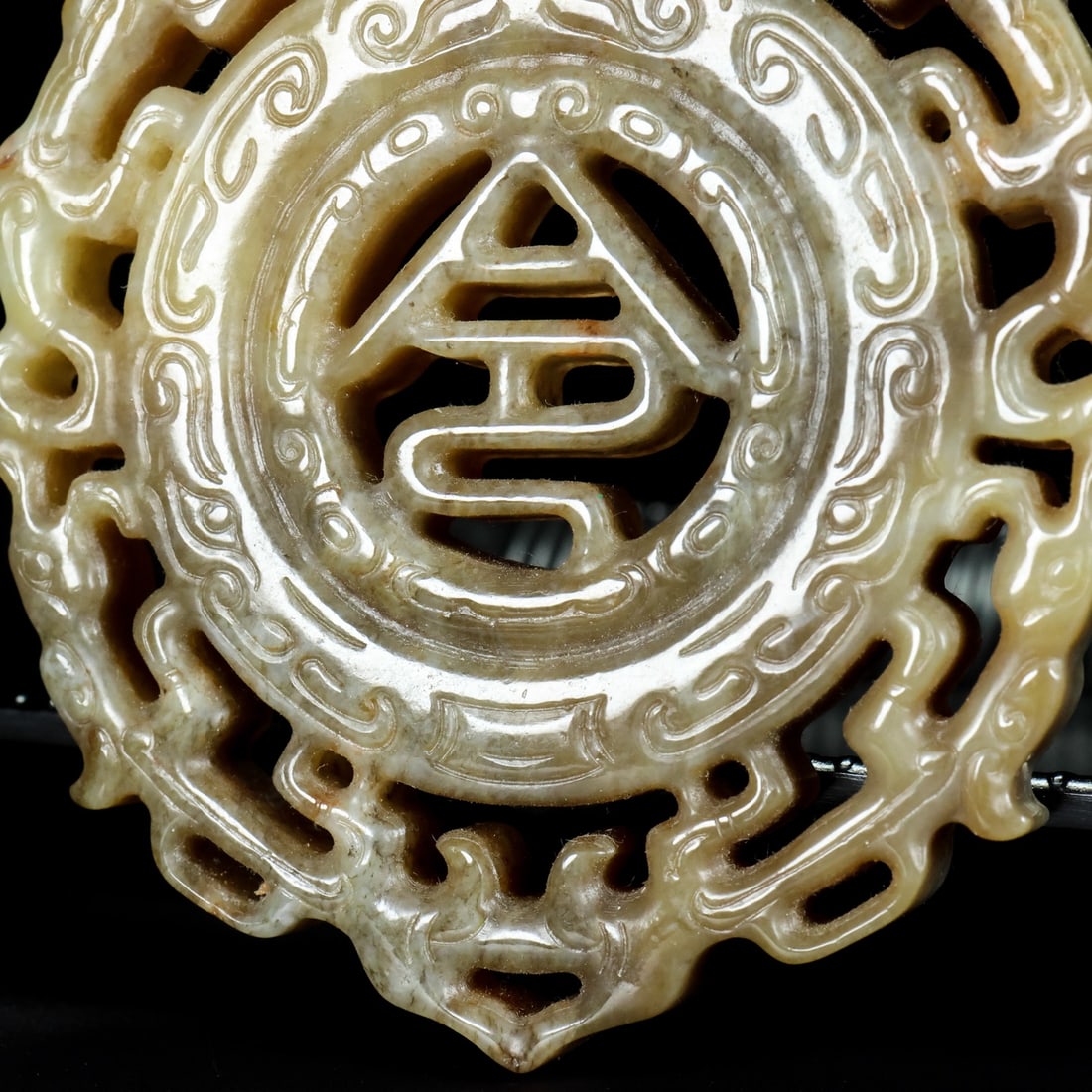An Exquisite White Jade Dragon Pattern Pendant - 7