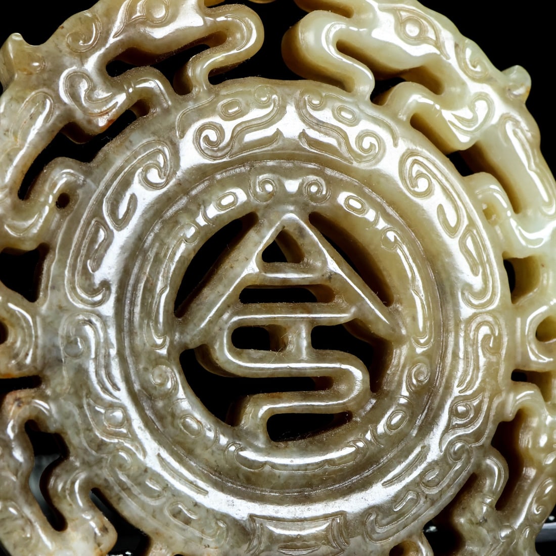 An Exquisite White Jade Dragon Pattern Pendant - 9