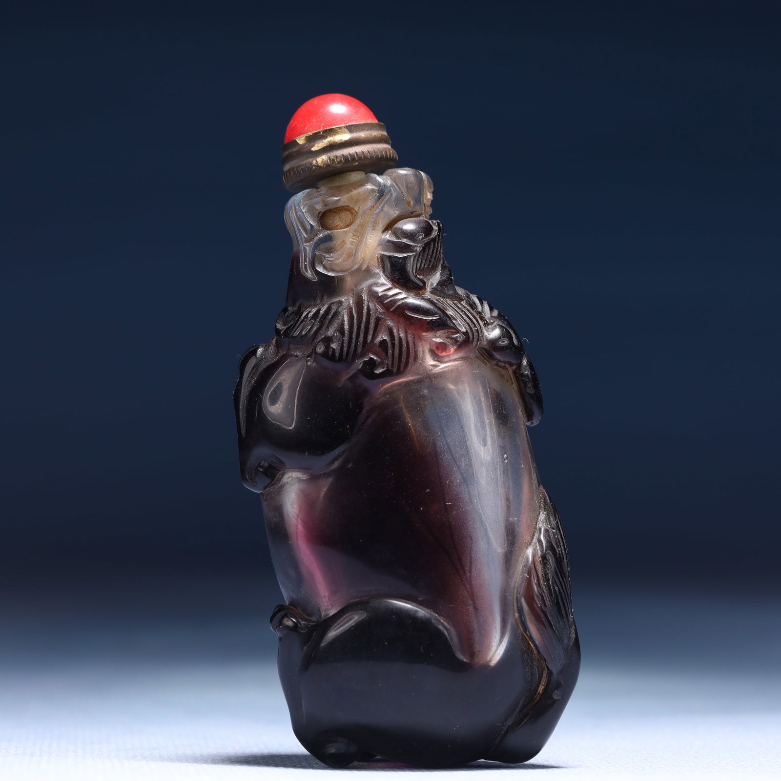 An Exquisite Glass Auspicious Beast Snuff Bottle: An Exquisite Glass Auspicious Beast Snuff Bottle,Qing Dynasty,China,Size:3.1inx0.8inx1.6in,Weight:32g 琉璃瑞兽鼻烟壶,中国清代