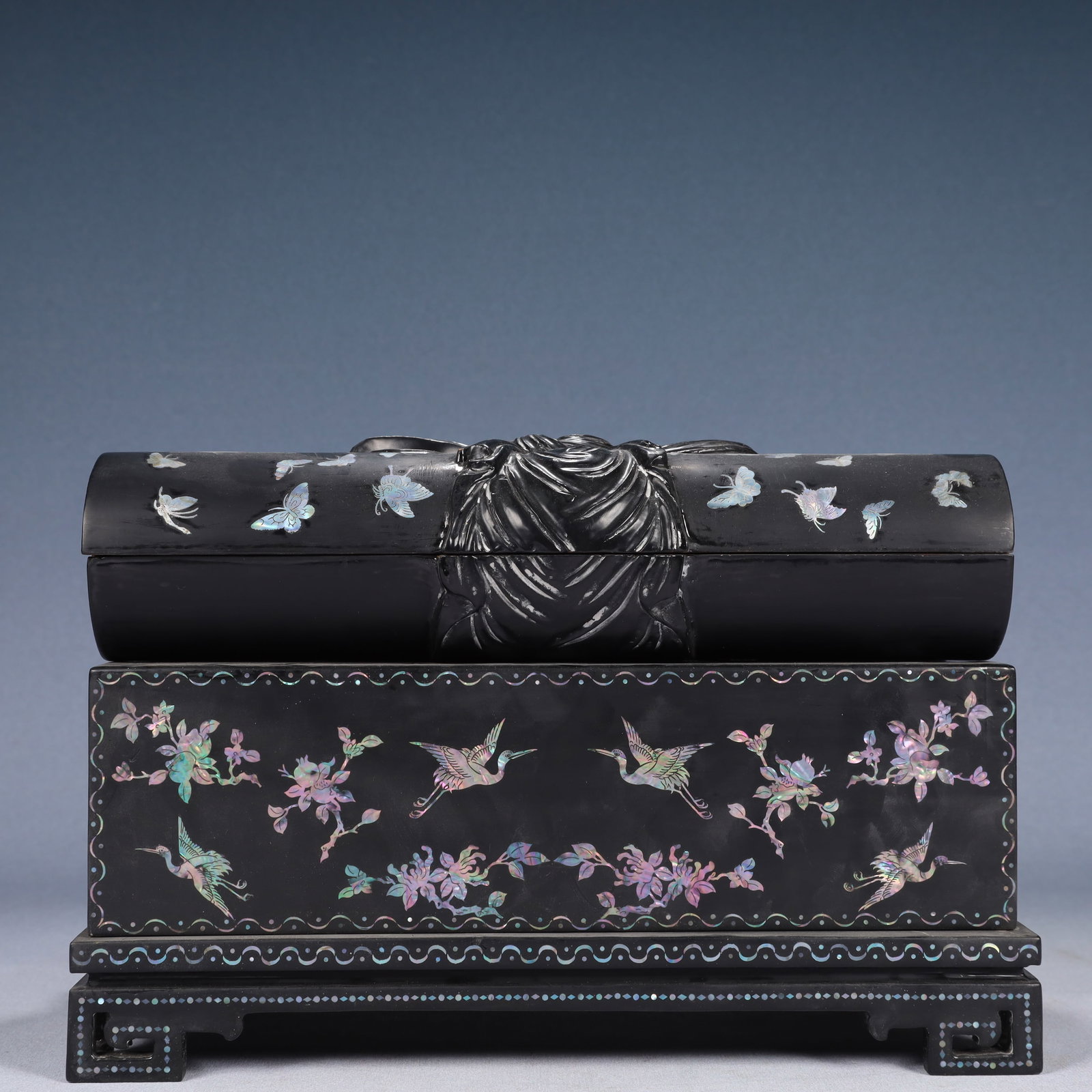 A Rare Black Lacquer Inlaid Mother-of-pearl-inlay Flower and Bird Pattern Cover Box (1 of 16)