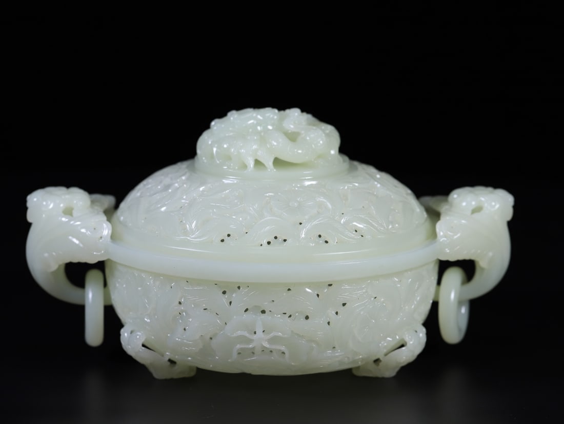 A Fine White Jade Double-Ears Censer: A Fine White Jade Double-Ears Censer,Qing Dynasty, China,Size:7.7inx5.6inx3.9in Weight:652.8g 白玉双耳香炉,中国清代
