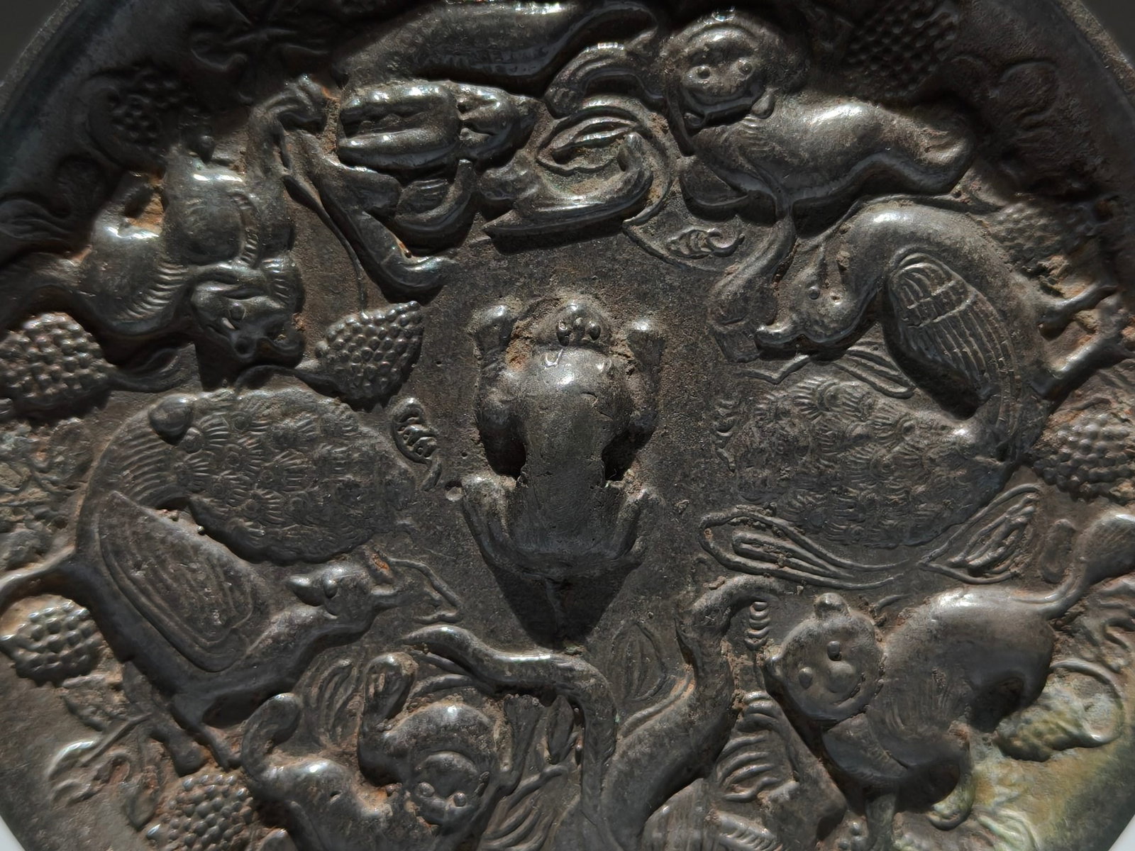 An Exquisite Bronze Beast Pattern Mirror - 3