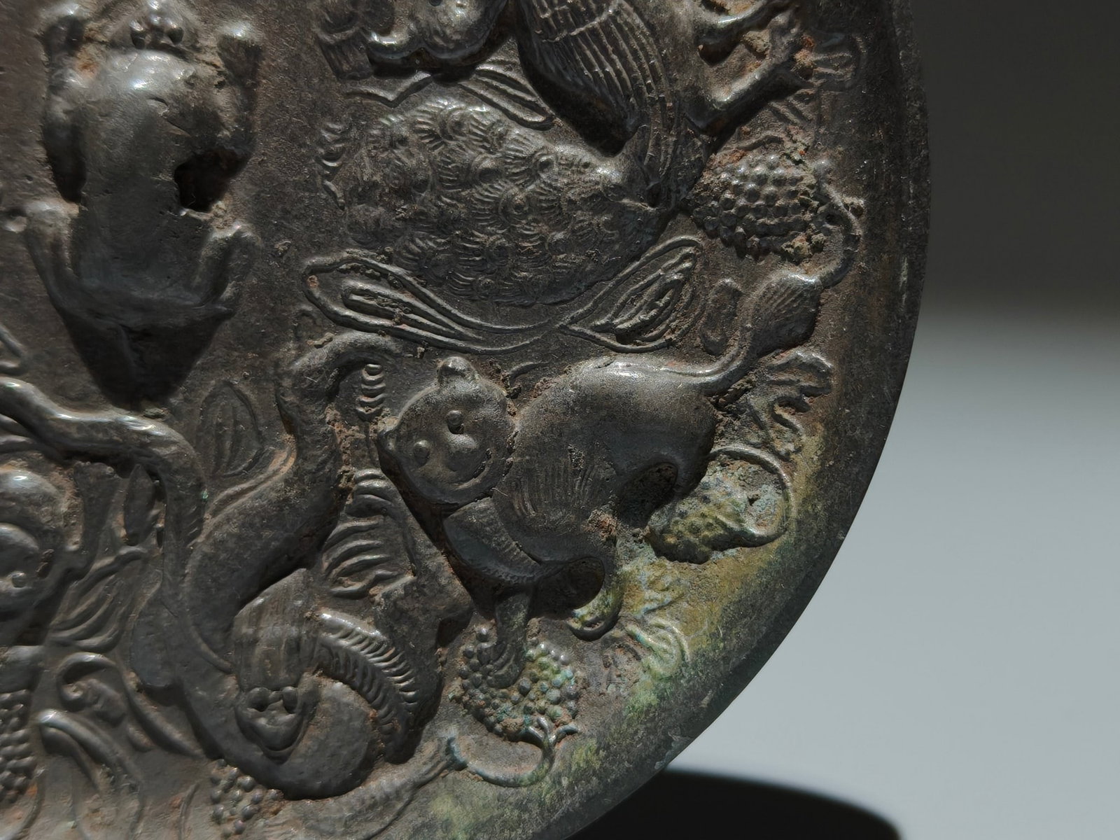 An Exquisite Bronze Beast Pattern Mirror - 4