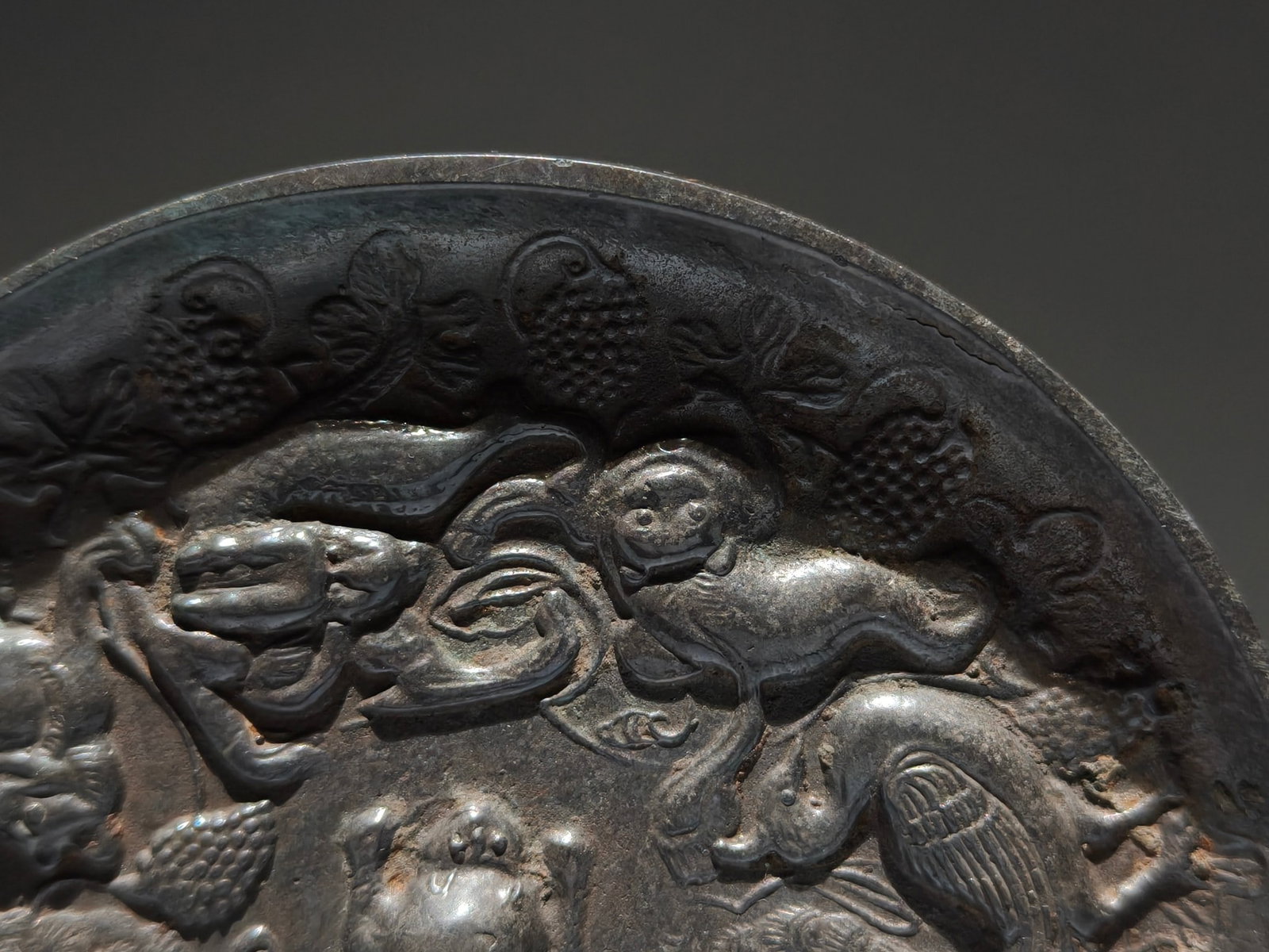 An Exquisite Bronze Beast Pattern Mirror - 6