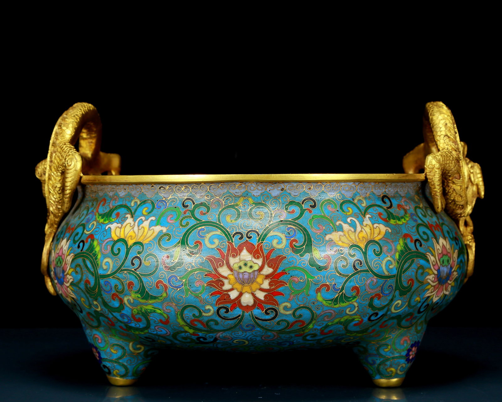 An exquisite cloisonné tripod censer with lotus pattern and dragon ears: An exquisite cloisonné tripod censer with twining lotus patterns and dragon ears. The application of filigree technology makes the decoration of this collection more detailed and three-dimensiona