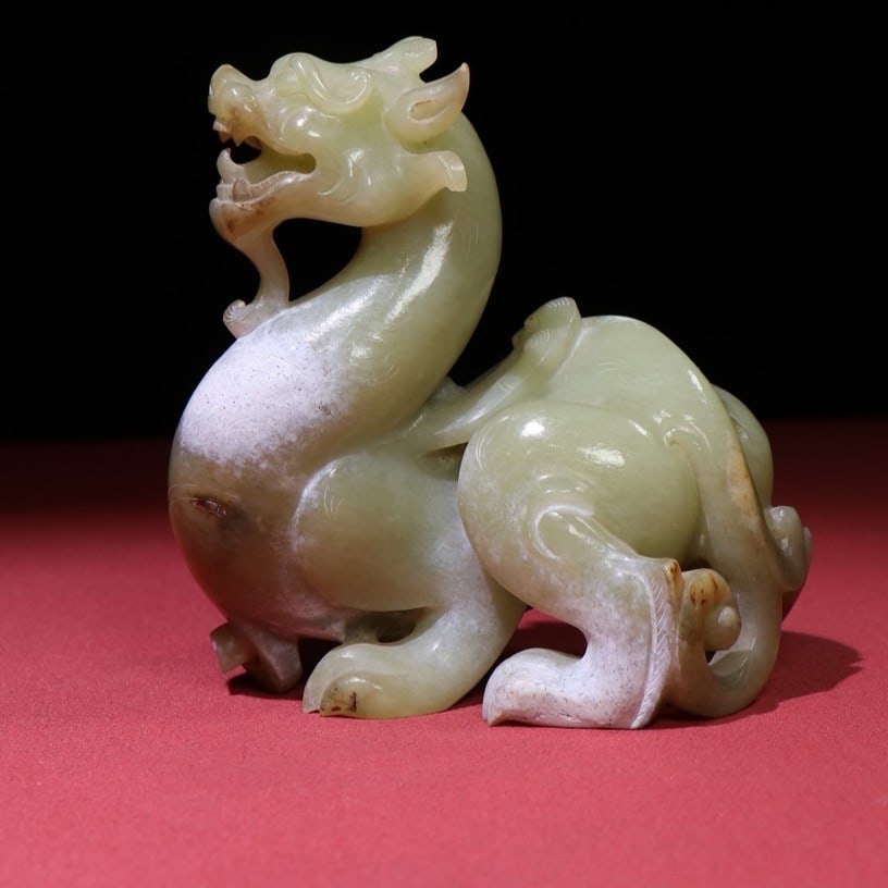 An Exquisite White Jade Auspicious Beast Ornament: An Exquisite White Jade Auspicious Beast Ornament,Qing Dynasty,China,Size:4.4inx3.3inx4.6in,Weight:863g 白玉瑞兽摆件,中国清代