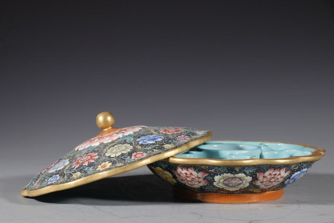 An Exquisite Enamel Flower Pattern Box - 2